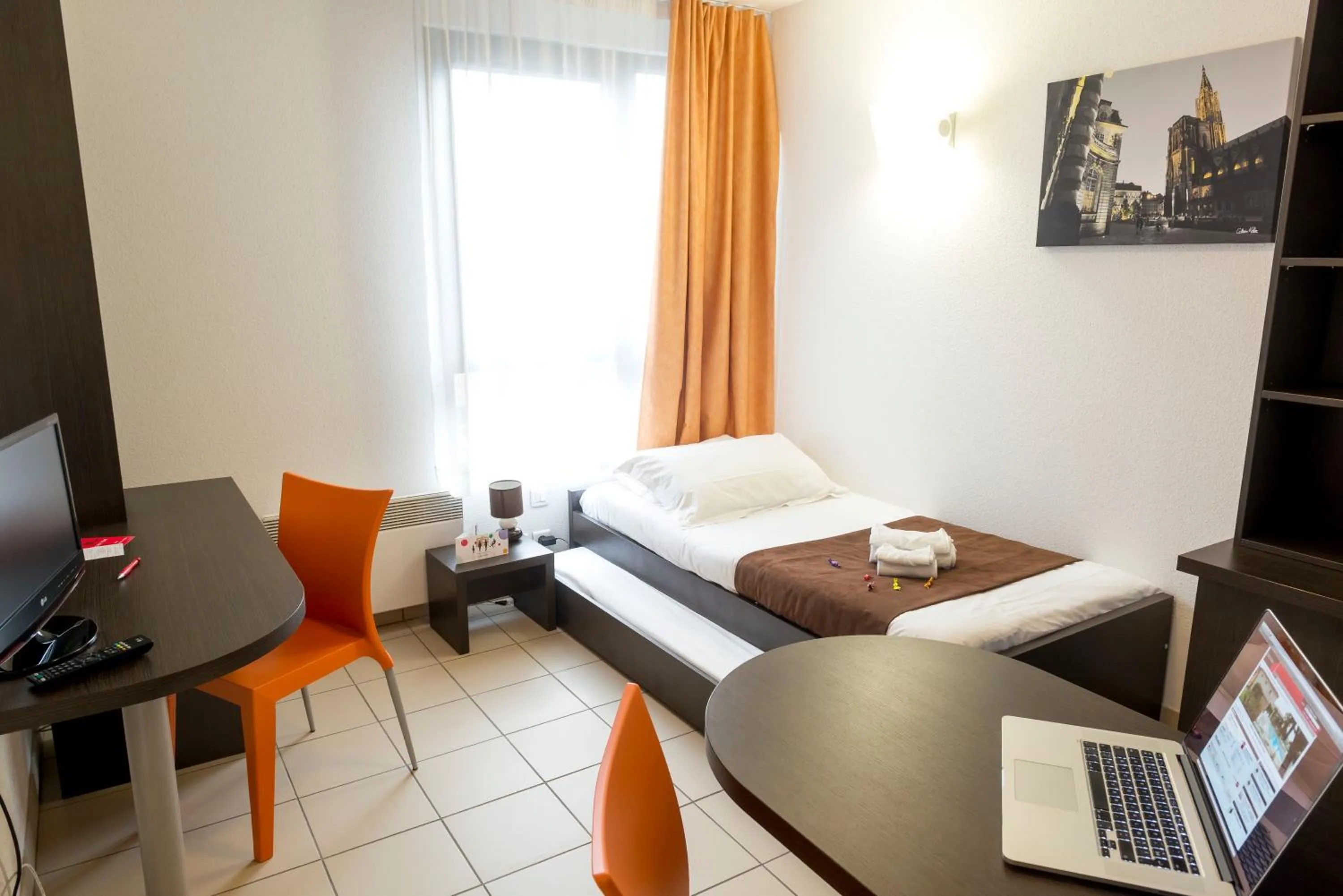 Photo of the whole room, Bed in Cerise Strasbourg