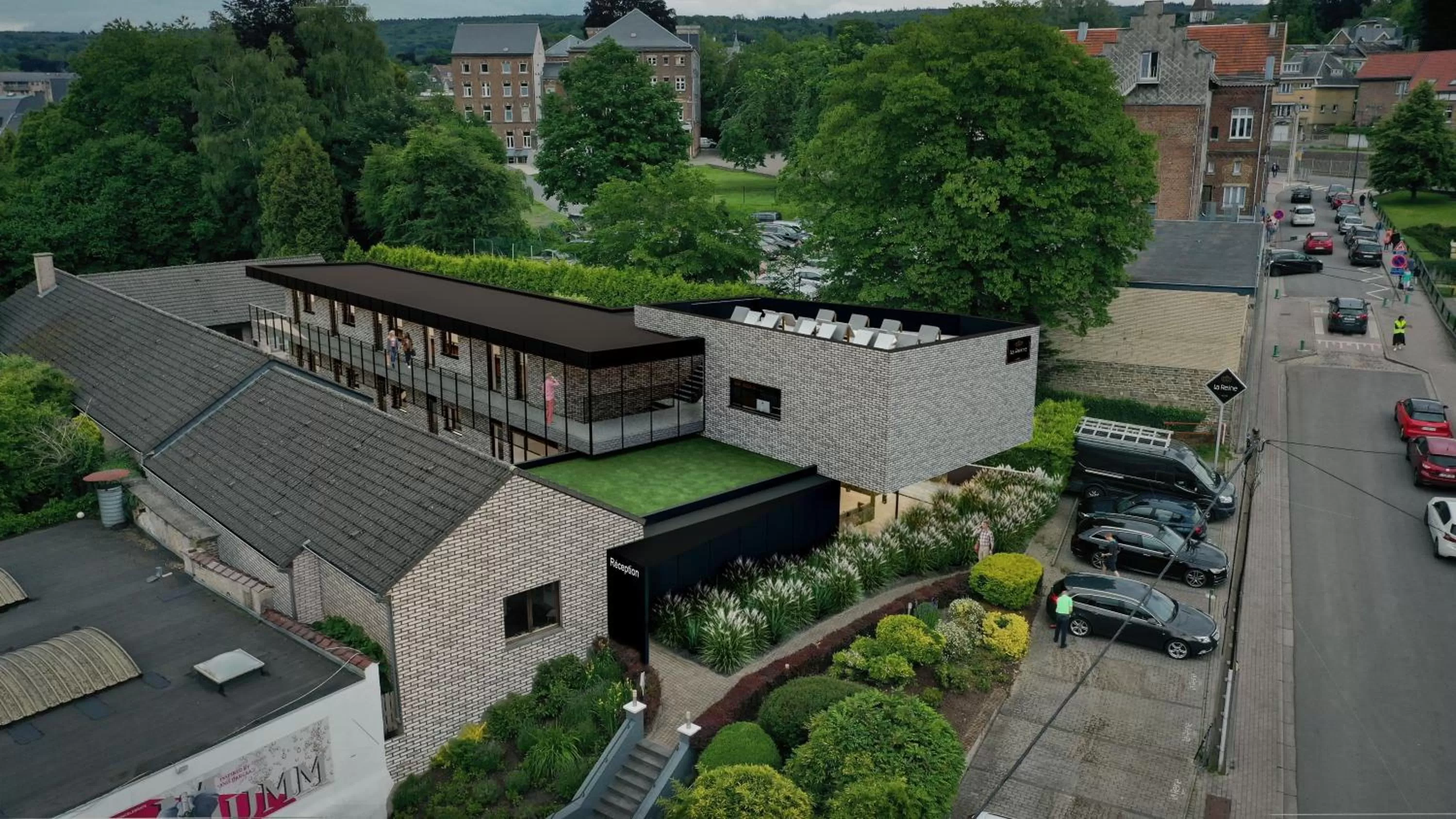 Property building in La Reine Hôtel & Restaurant