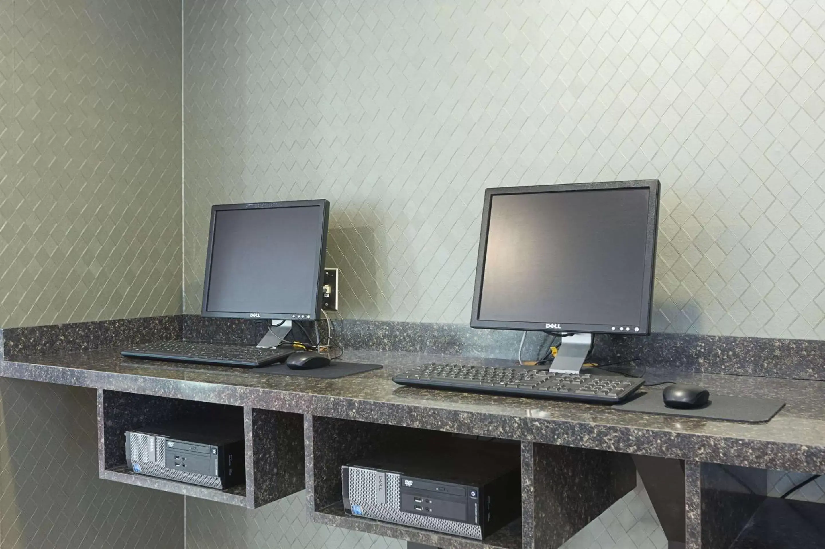 Business facilities, Business Area/Conference Room in Quality Suites Hotel - Lansing