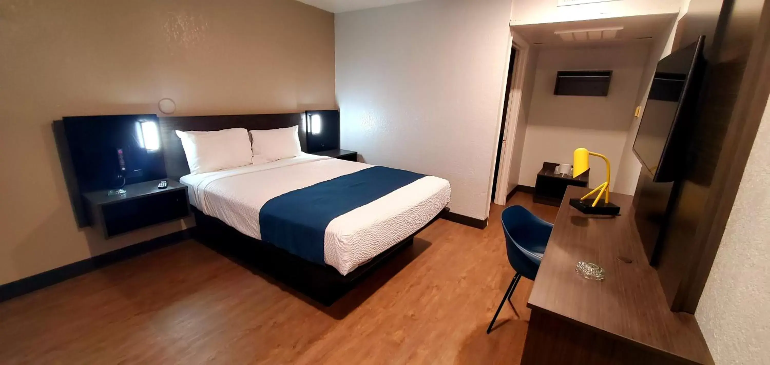 Queen Room - single occupancy in Motel 6-Palmdale, CA Queen Room - single occupancy in Motel 6-Palmdale, CA