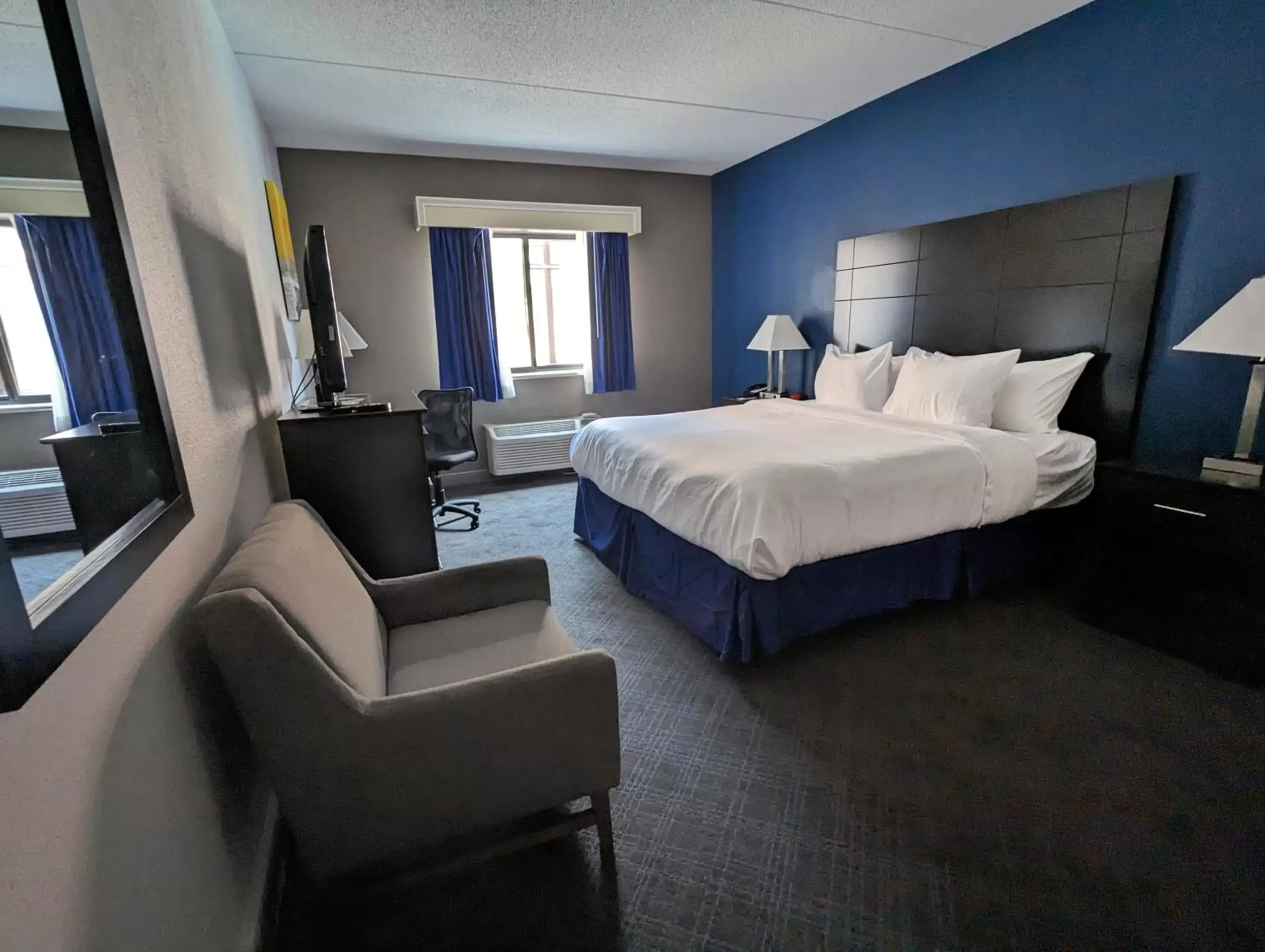 Bed in Comfort Inn & Suites Mundelein-Vernon Hills