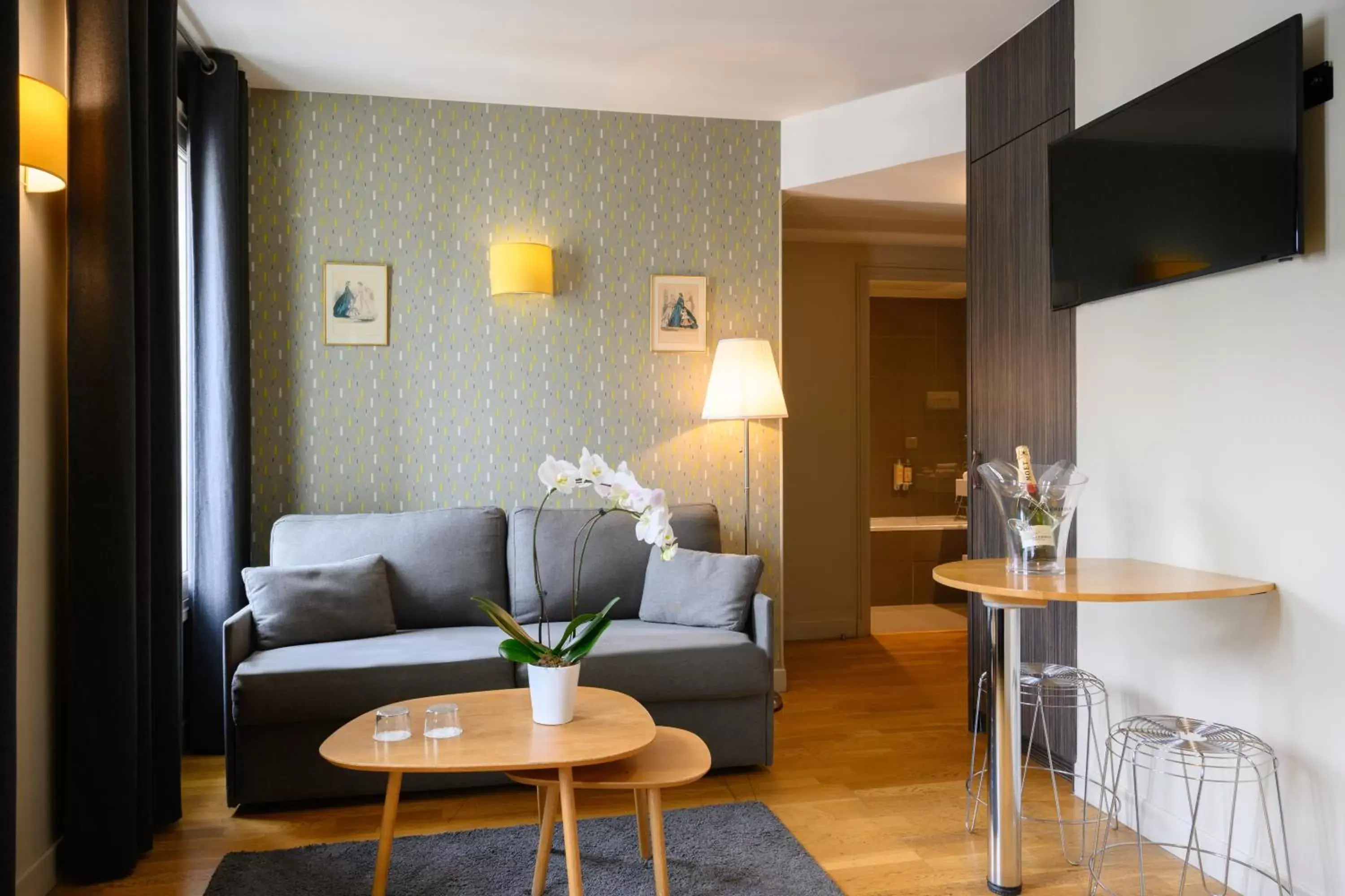 Kitchen or kitchenette, Seating Area in Suites & Hotel Helzear Champs-Elysees