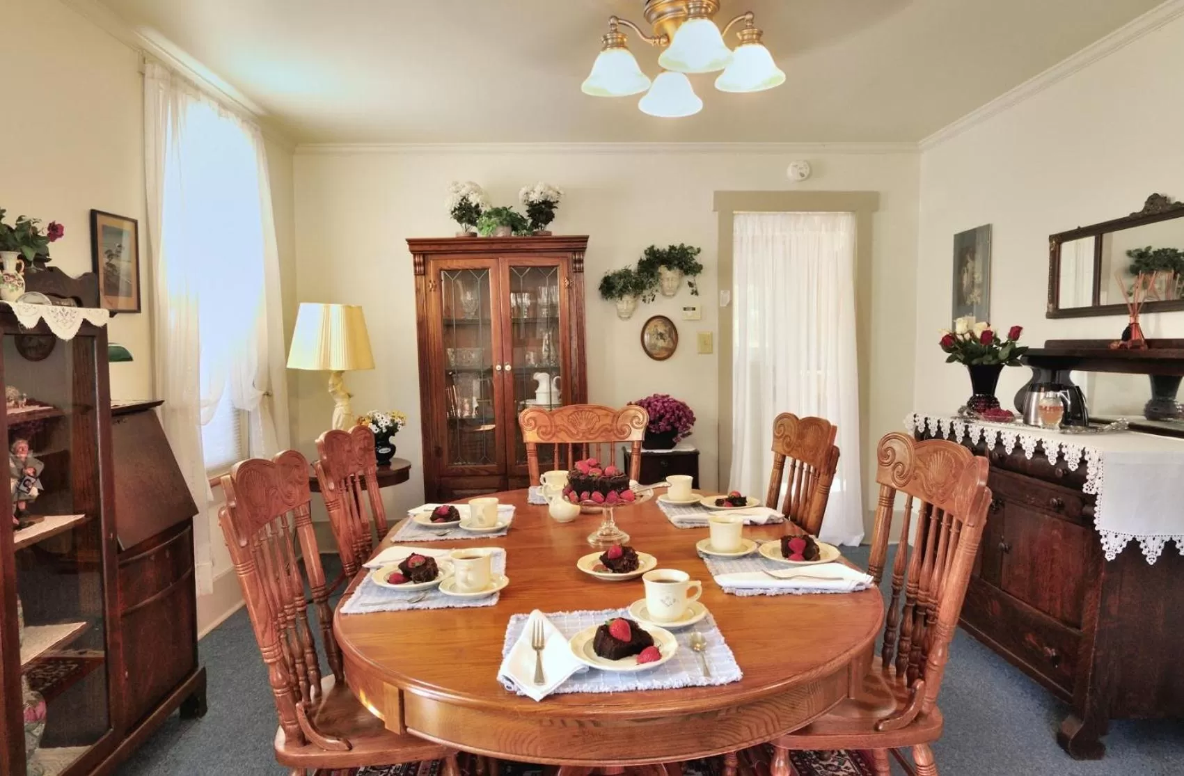 Food and drinks in The Queen, A Victorian Bed & Breakfast