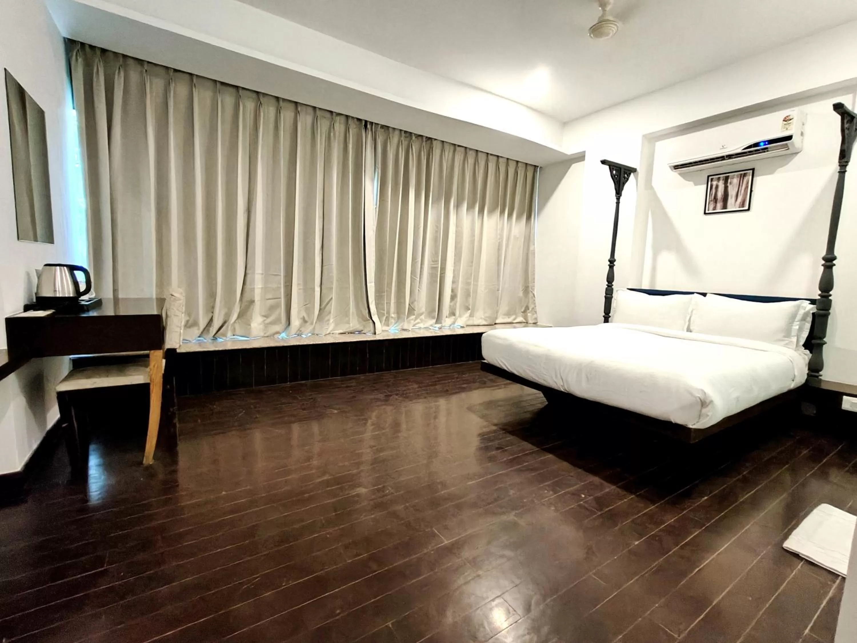 Photo of the whole room, Bed in The Sky Imperial Hotel Yahvi