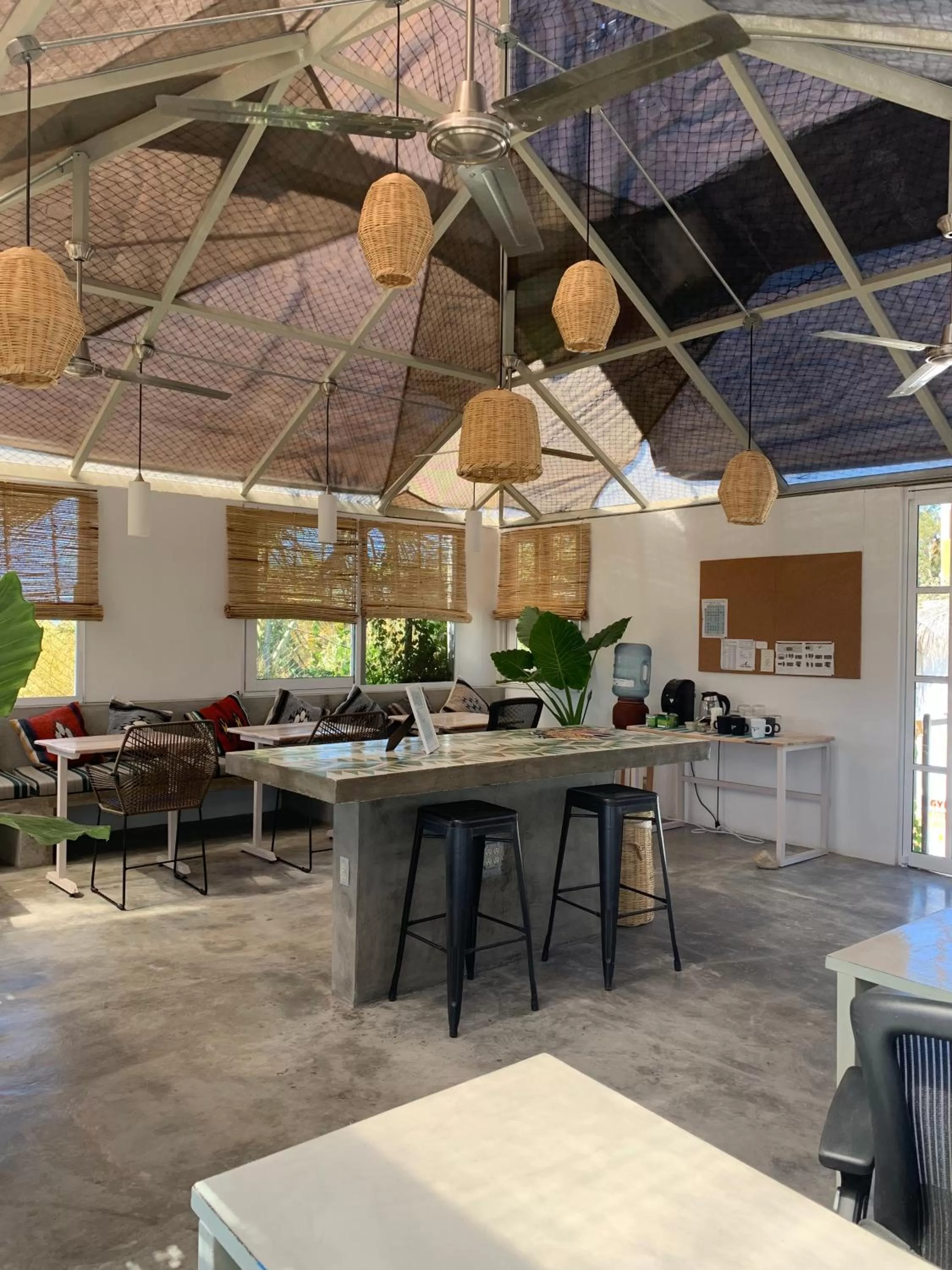 Seating area, Restaurant/Places to Eat in Perro Surfero Hotel