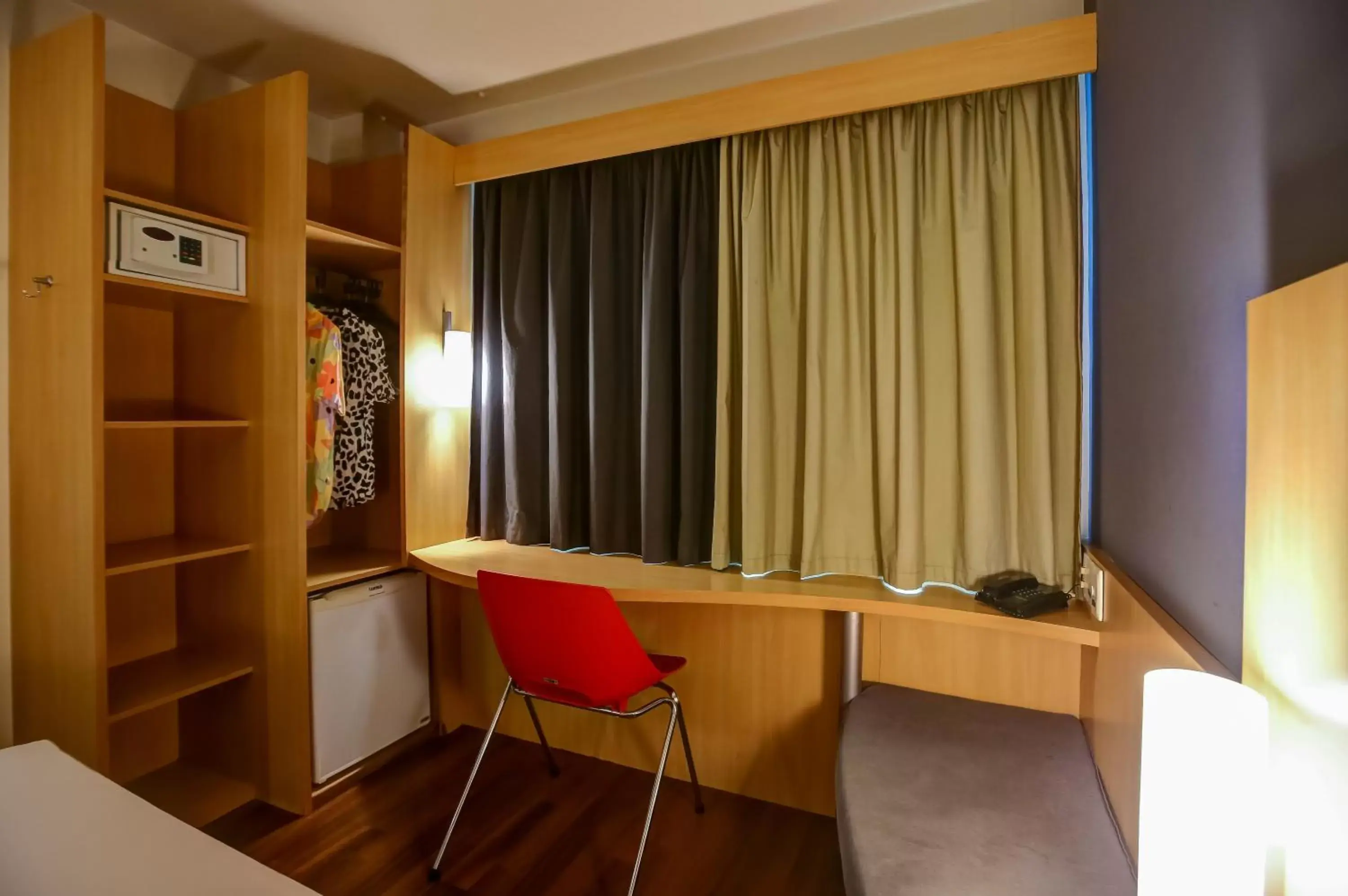 Bedroom, TV/Entertainment Center in ibis Rio de Janeiro Santos Dumont