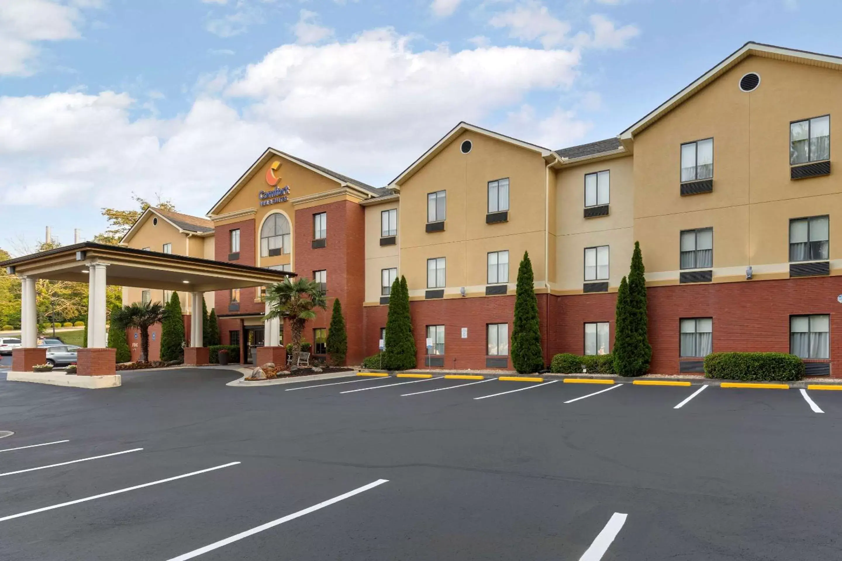 Property Building in Comfort Inn & Suites