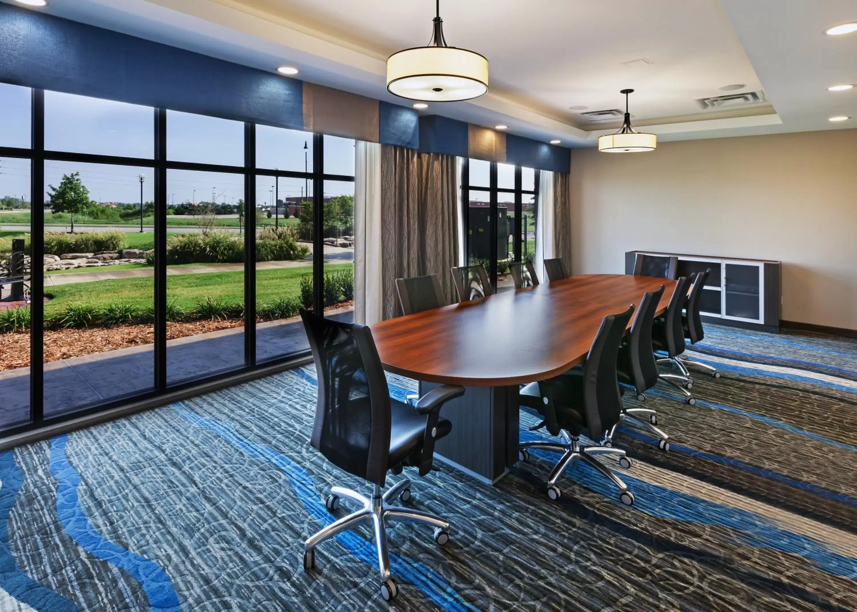 Meeting/conference room in Holiday Inn Express & Suites Glenpool, an IHG Hotel