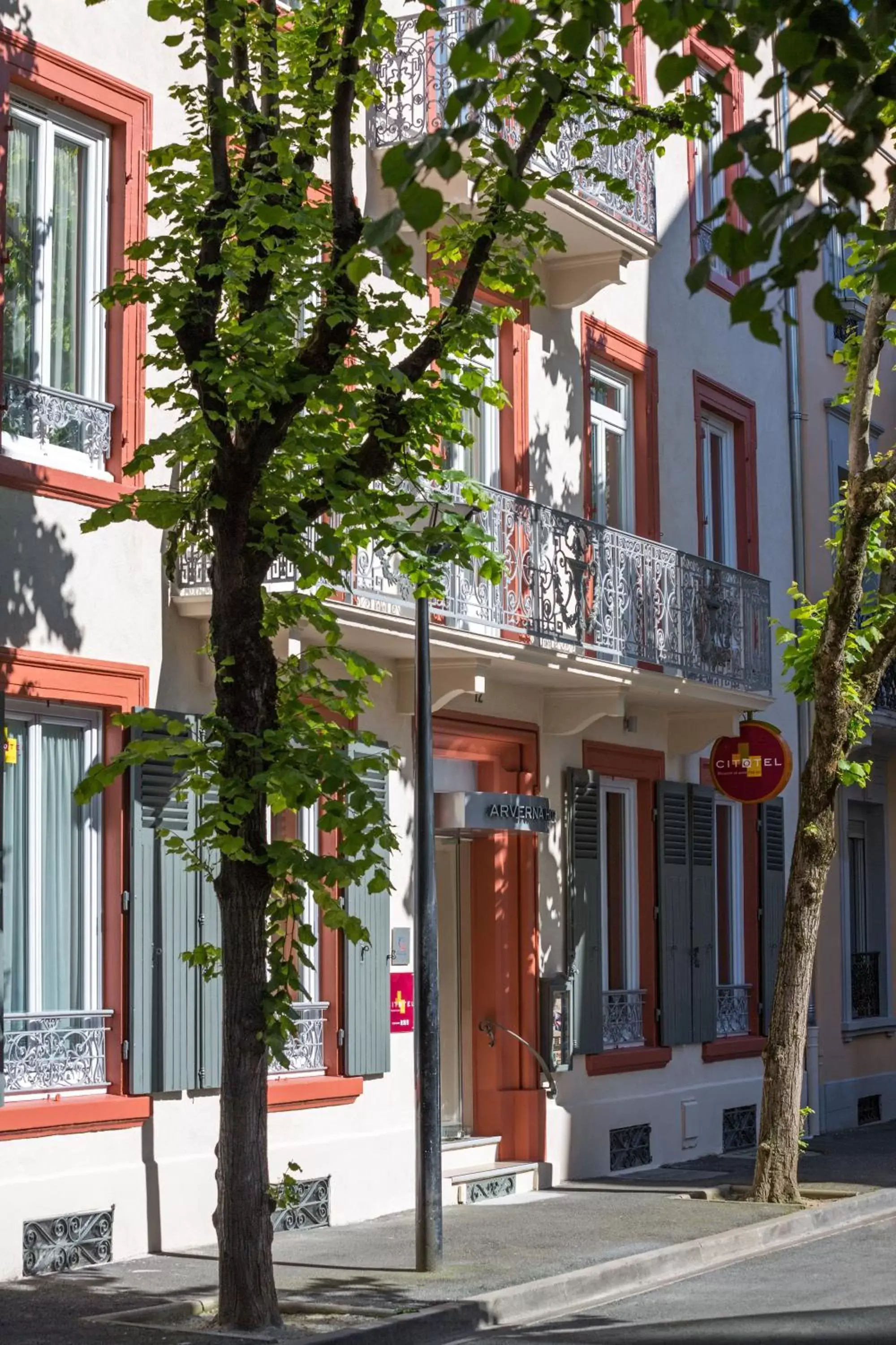 Facade/entrance, Property Building in Arverna Cit'Hotel Vichy