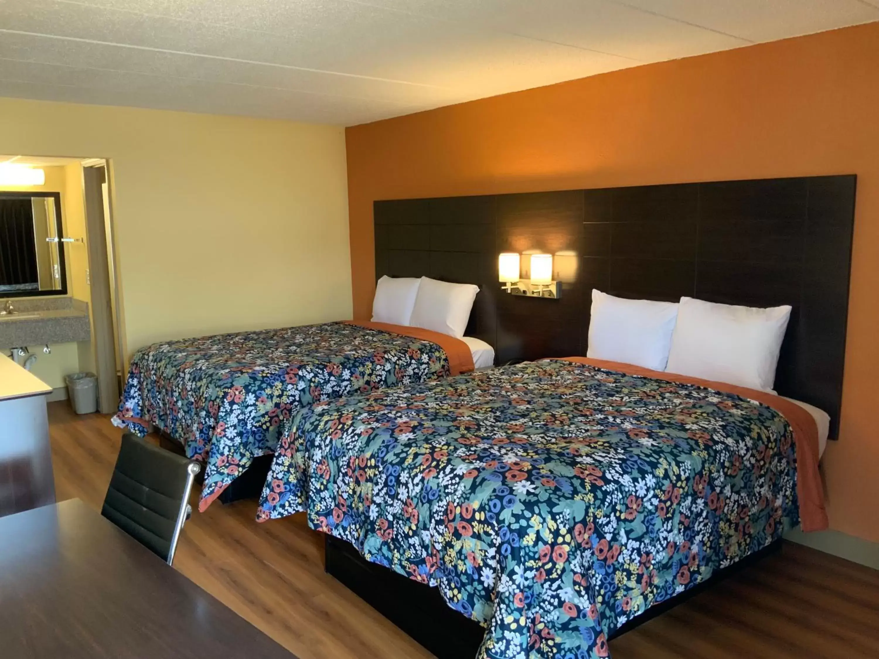 Photo of the whole room, Bed in Town & Country Inn