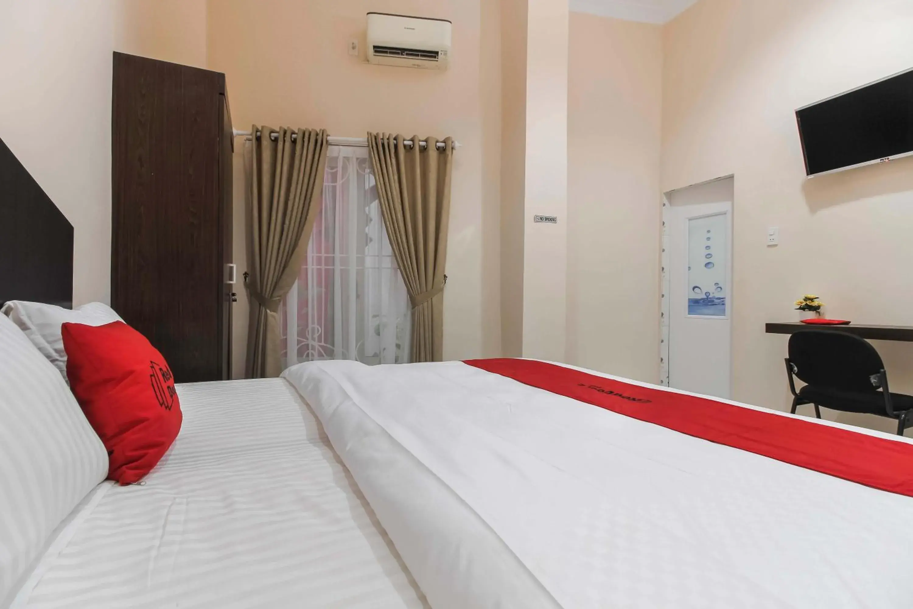 Bedroom, Bed in RedDoorz @ Ralica Grand Palladium Medan