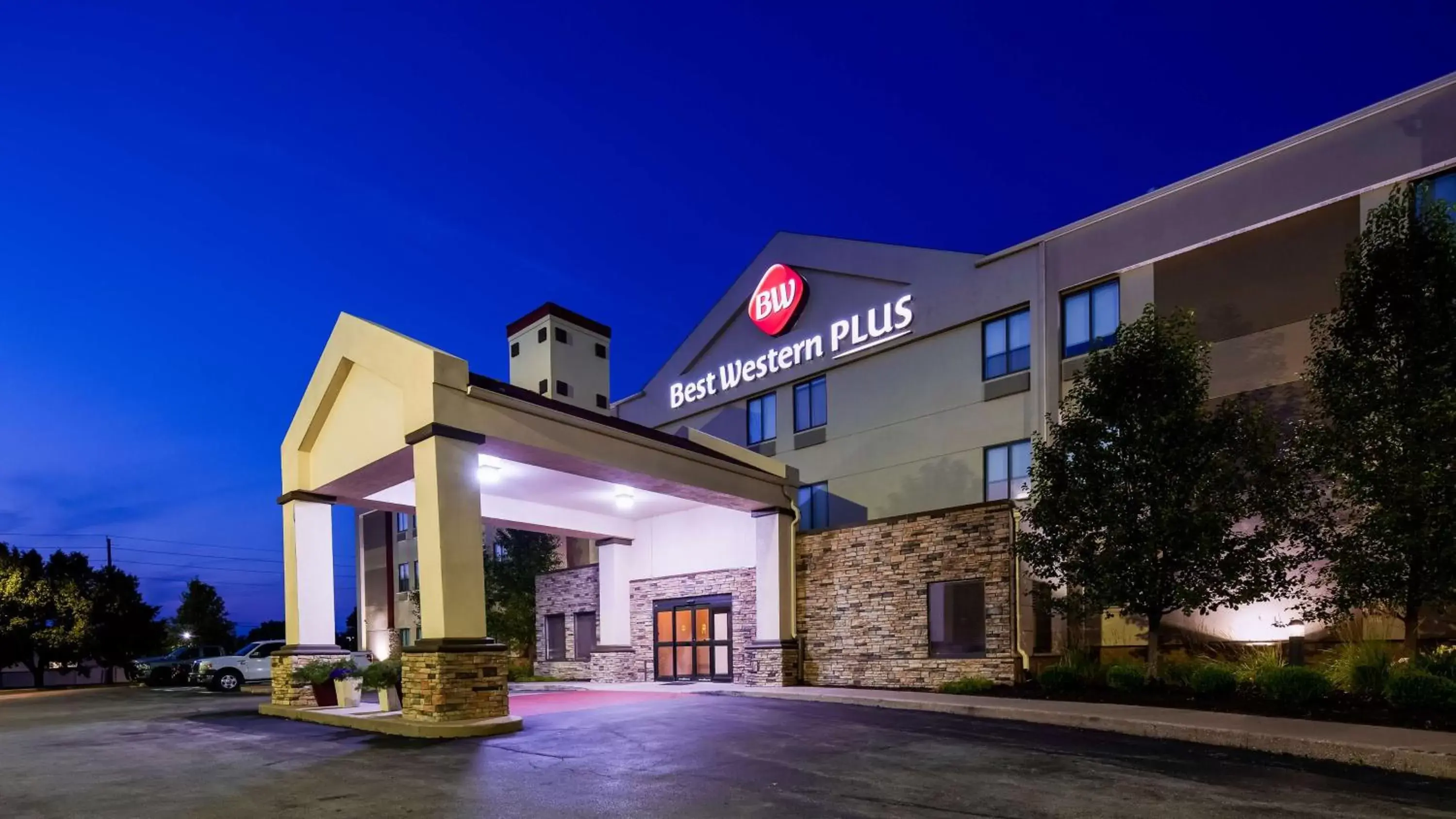 Property Building in Best Western Plus Lee's Summit Hotel & Suites