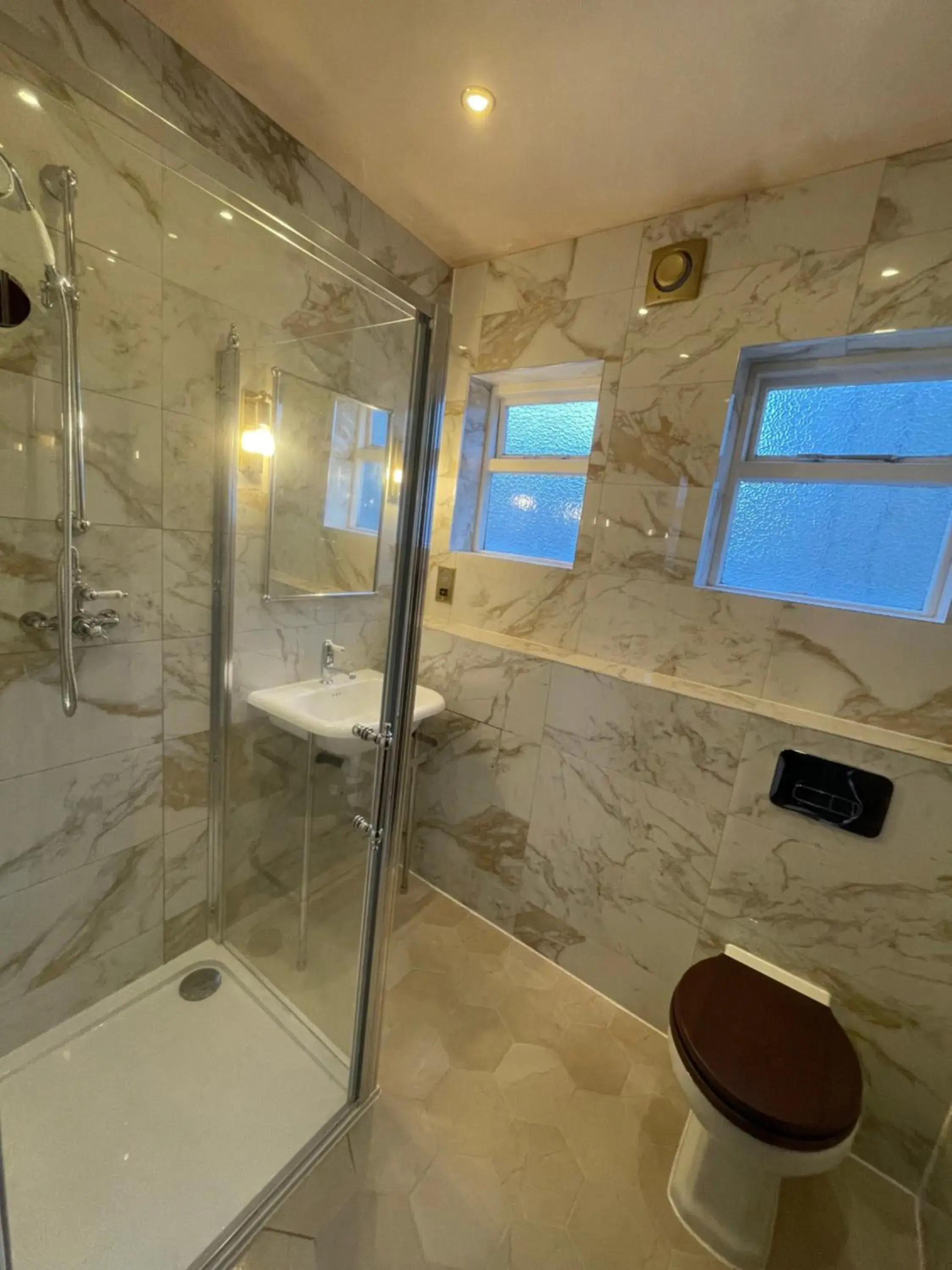 Bathroom in Albany Hotel