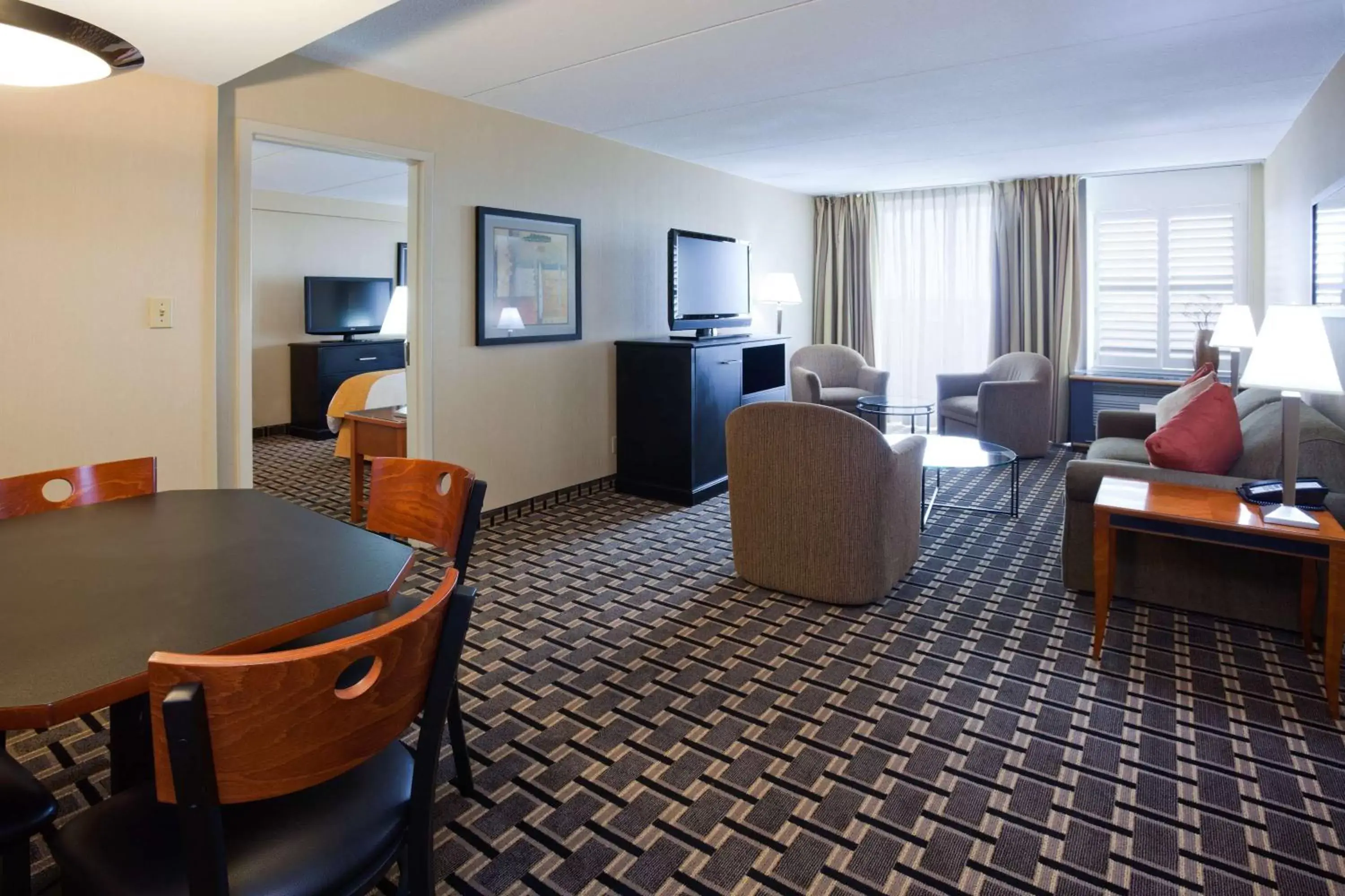 Photo of the whole room, Seating Area in Radisson Hotel Milwaukee West