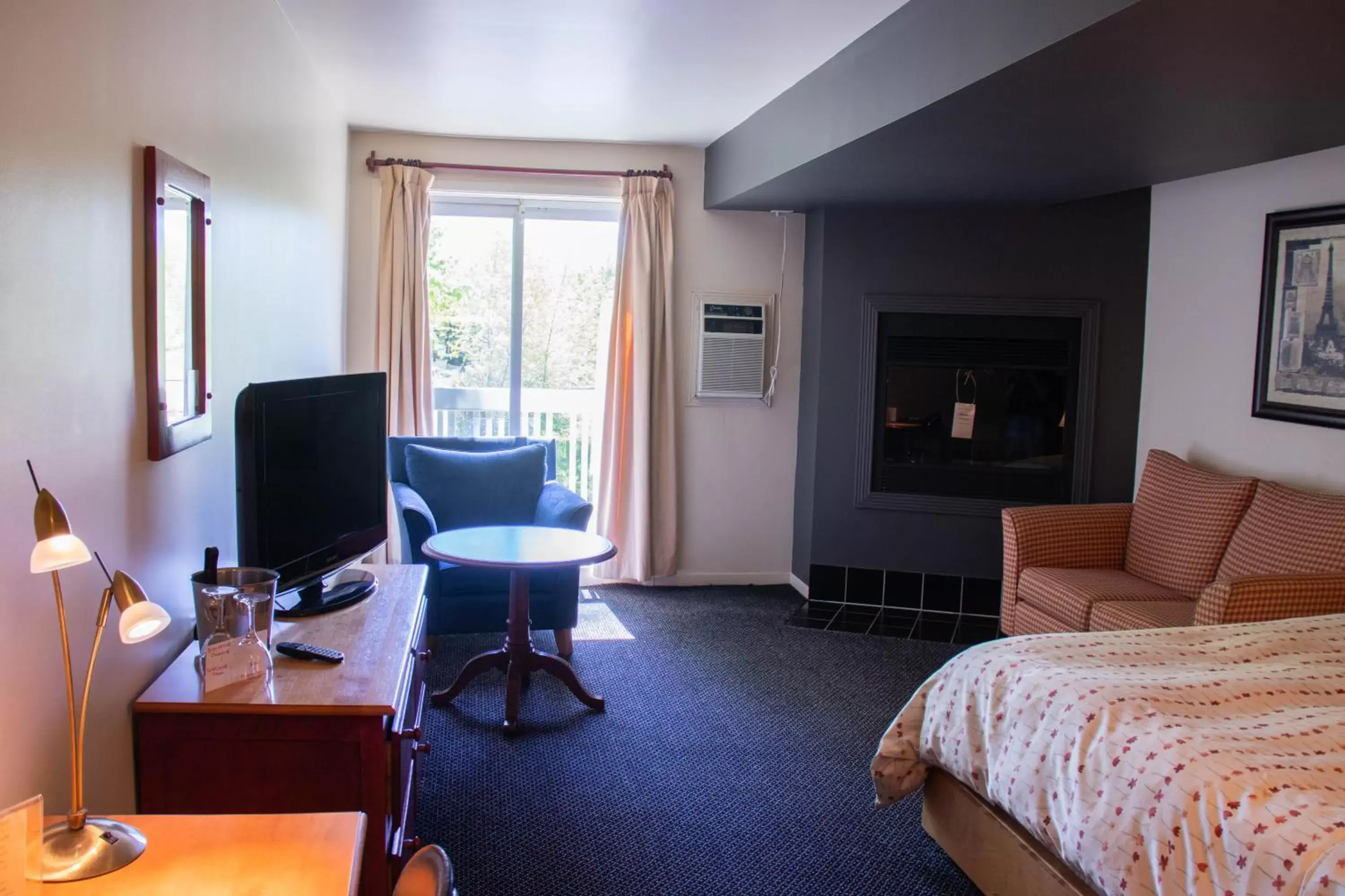 Bedroom, TV/Entertainment Center in Auberge La Camarine