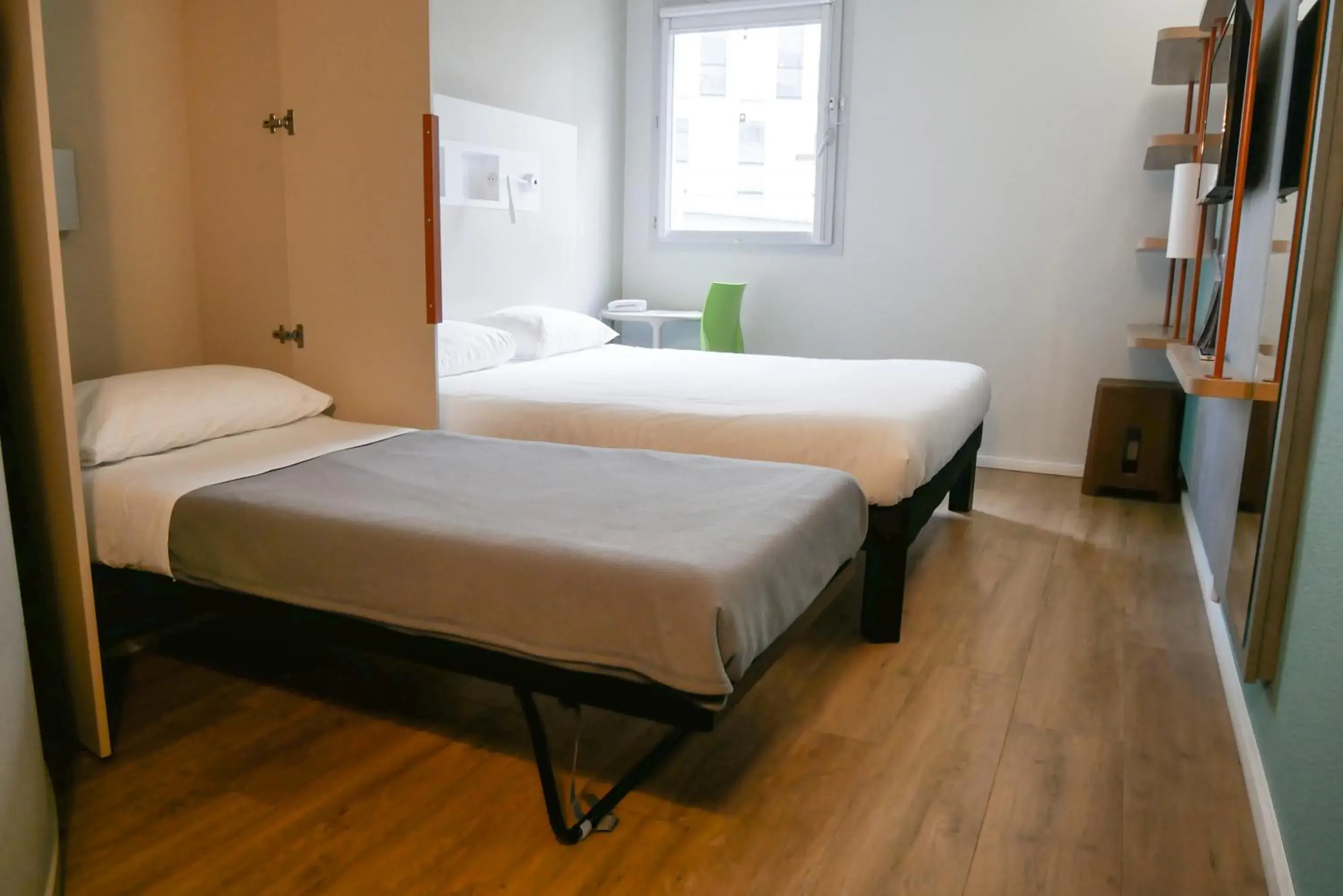 Photo of the whole room, Bed in Ibis budget Dijon Centre Clemenceau