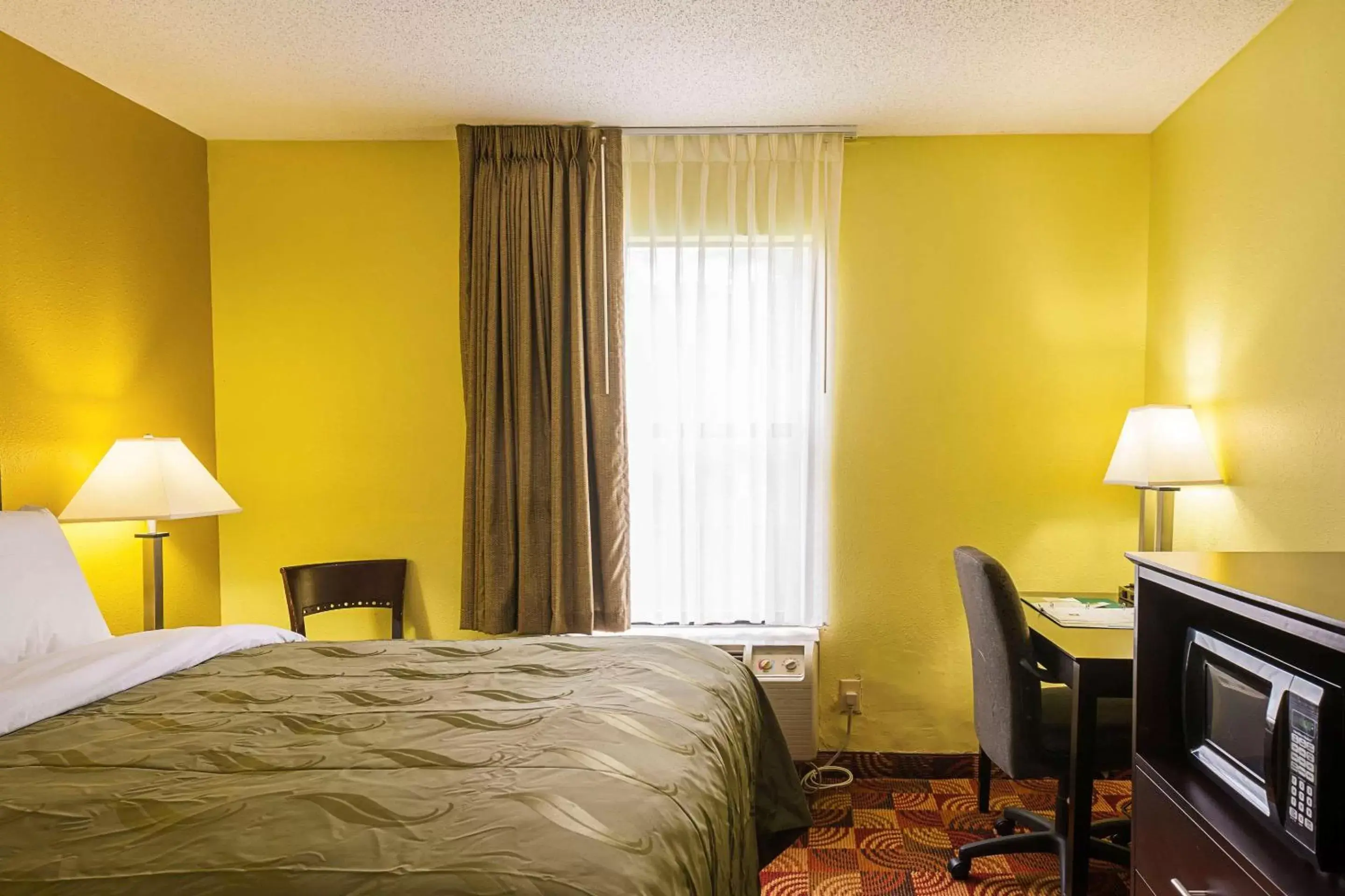 Photo of the whole room, Bed in Quality Inn Washington