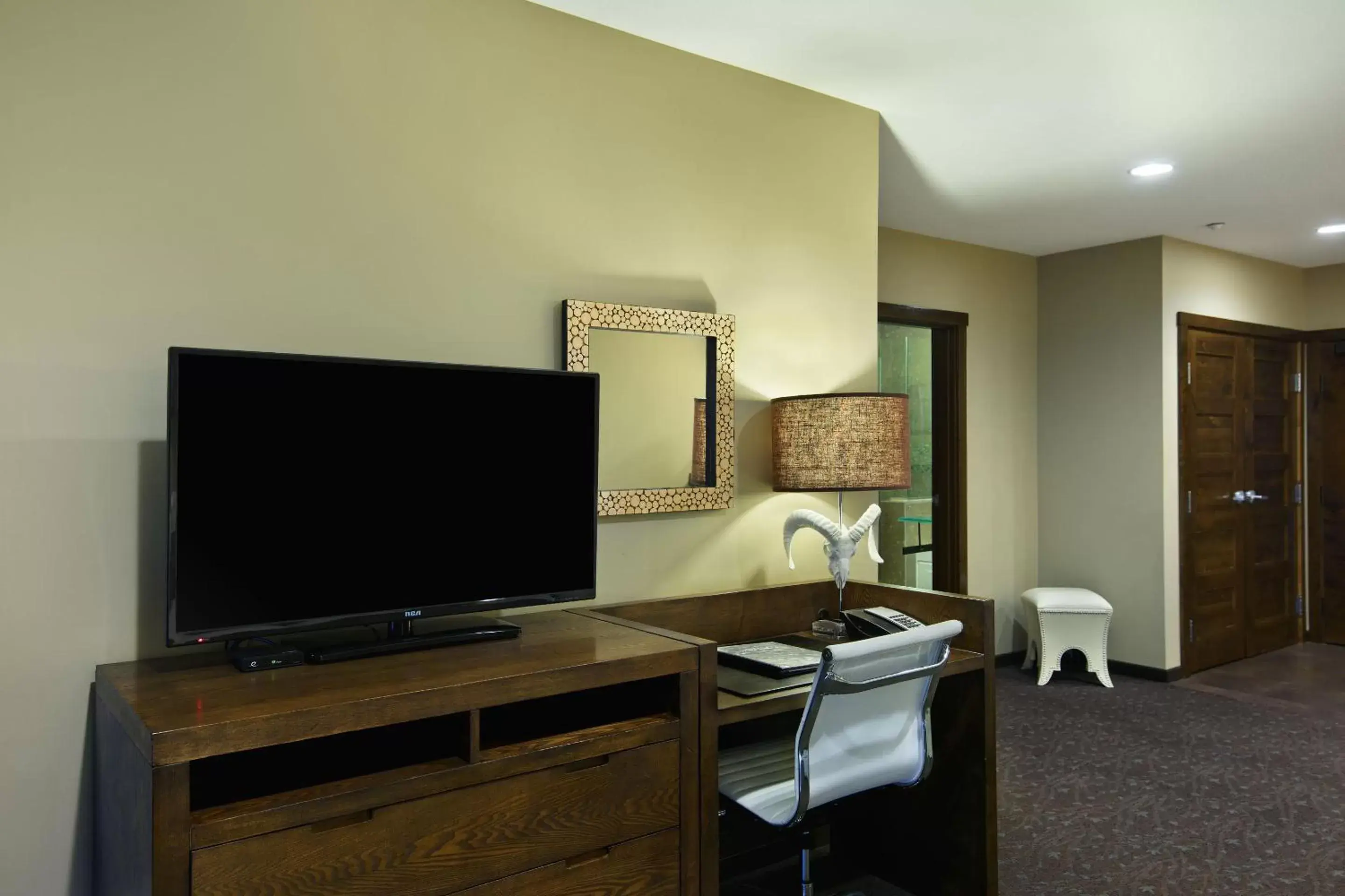 TV and multimedia, TV/Entertainment Center in Oxford Hotel Bend
