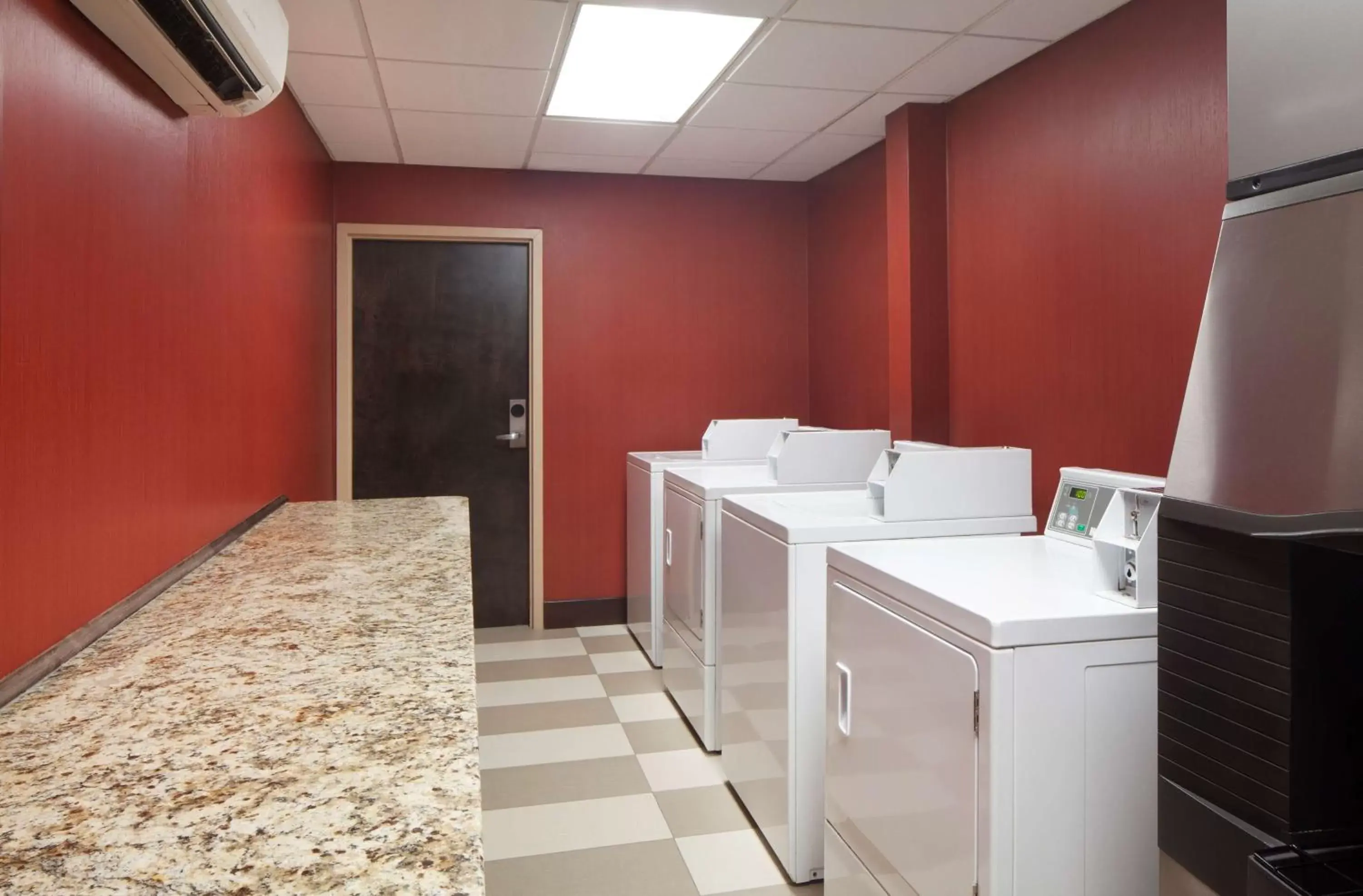 Property building in Hampton Inn Charleston-Southridge