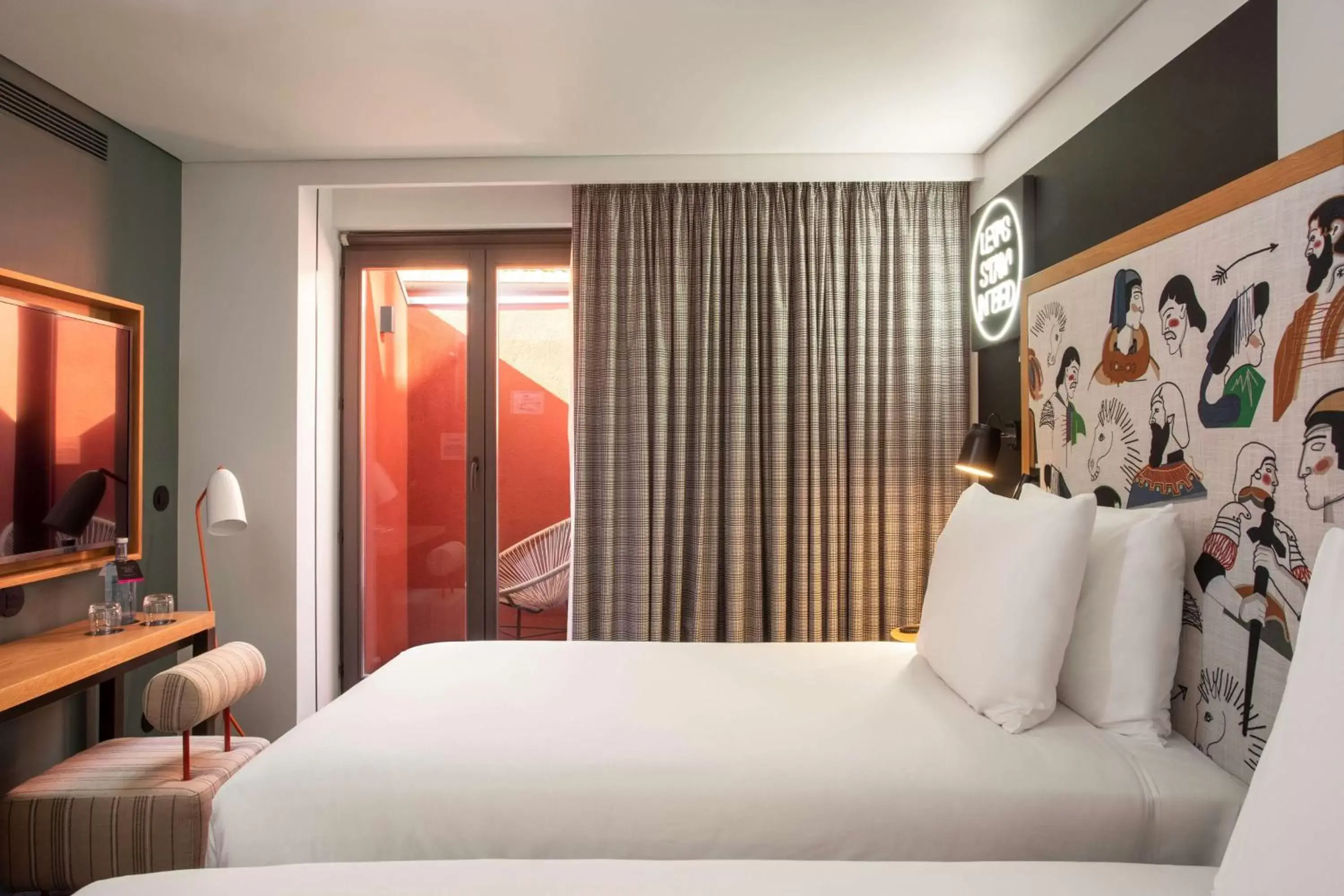 Bed in Se Catedral Hotel Porto, Tapestry Collection By Hilton