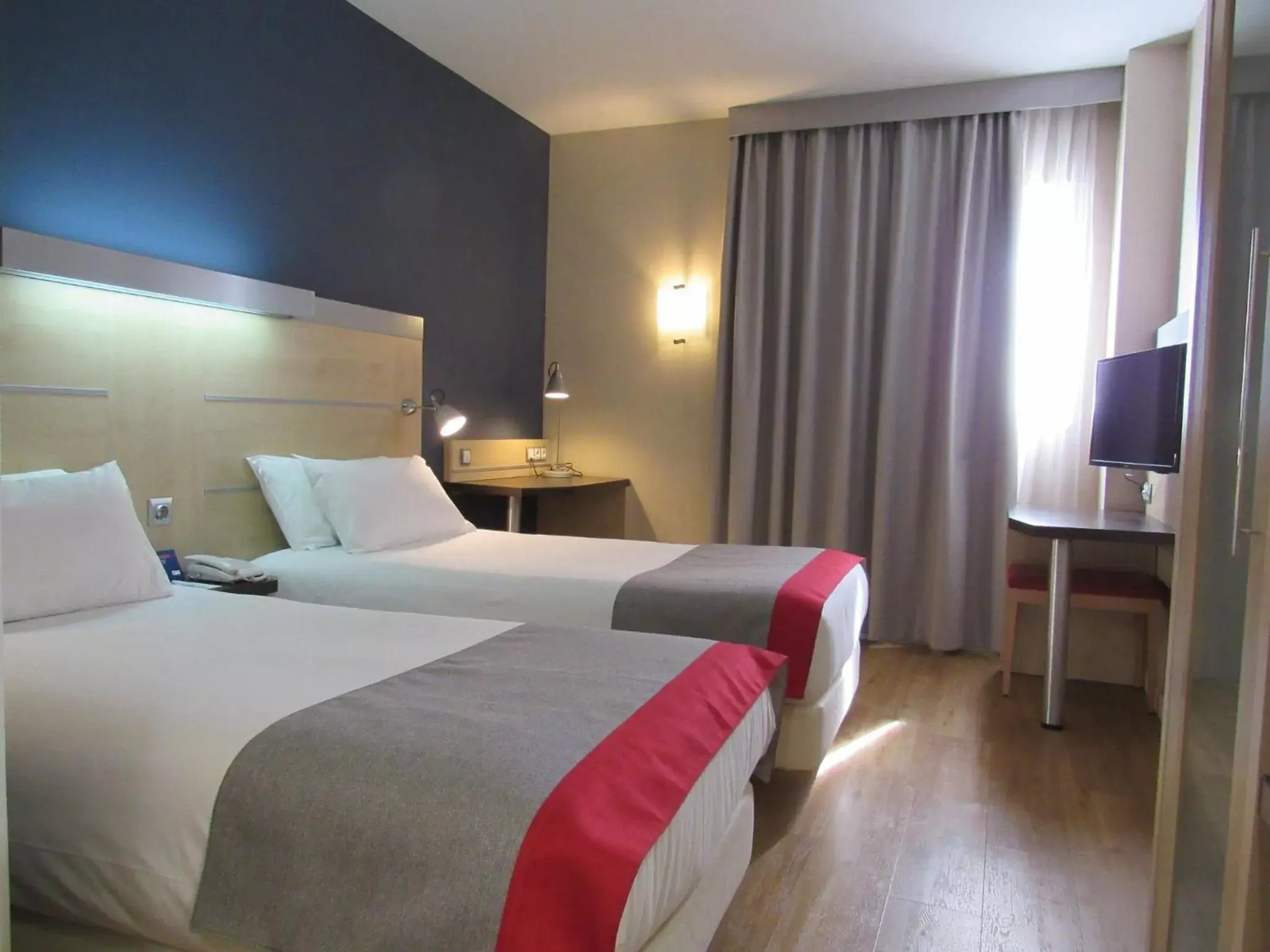 Photo of the whole room, Bed in Hotel Holiday Inn Express Madrid-Rivas