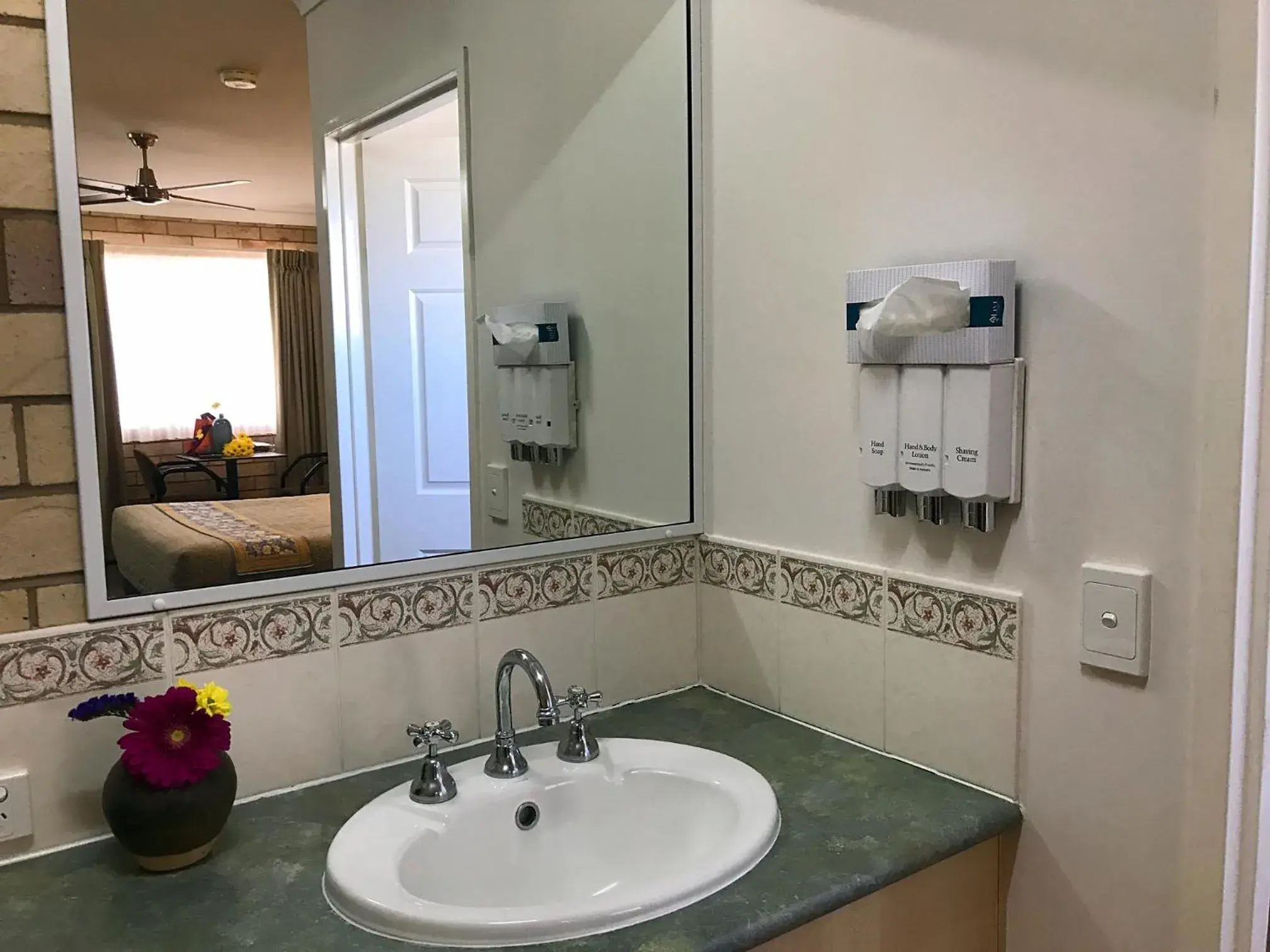 Area and facilities, Bathroom in Starlight Motor Inn