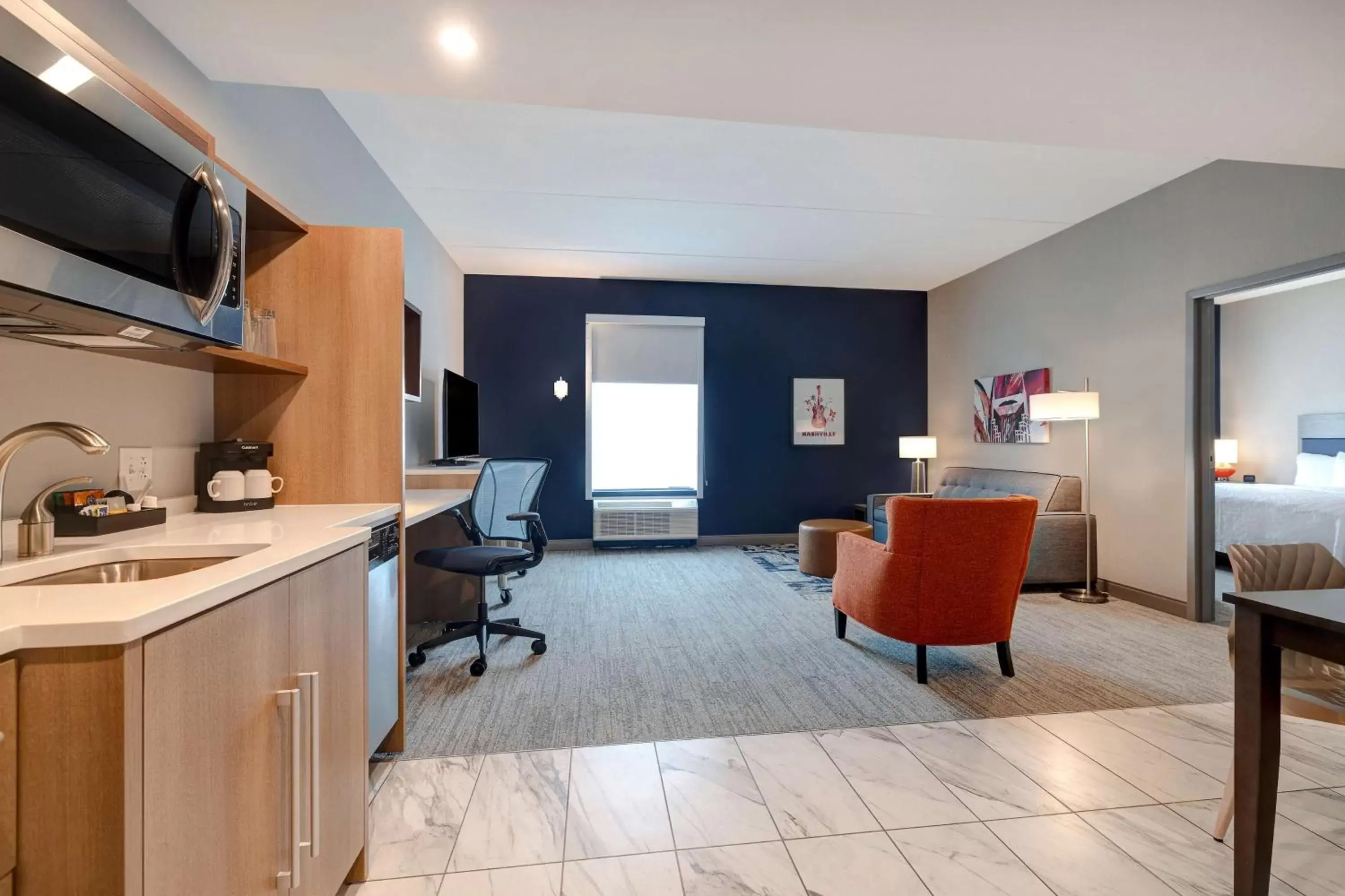 Living room, Kitchen/Kitchenette in Home2 Suites By Hilton Nashville Downtown-Metrocenter