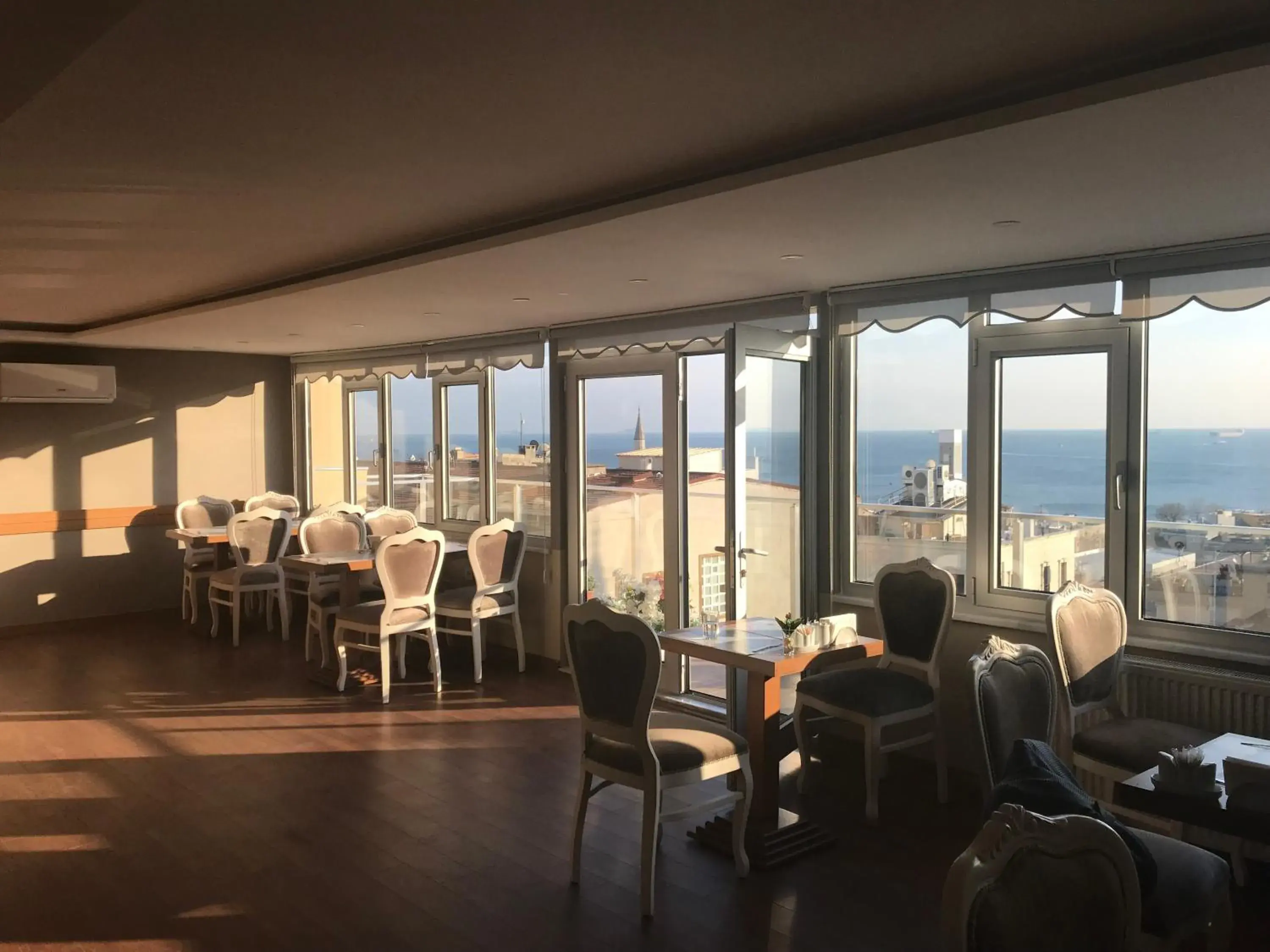 Restaurant/places to eat in Muyan Suites Restaurant/places to eat in Muyan Suites