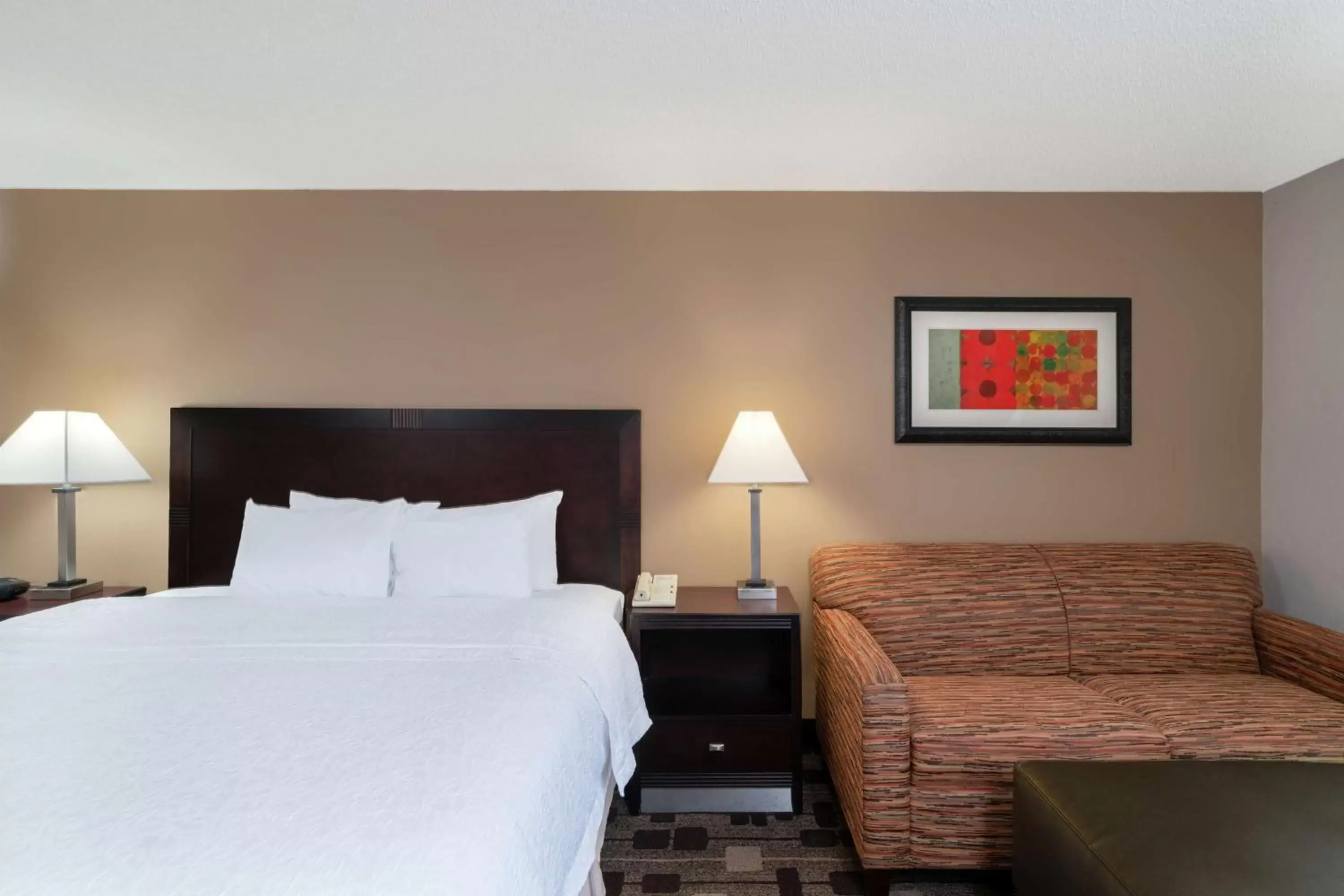 Living room, Bed in Hampton Inn Dublin