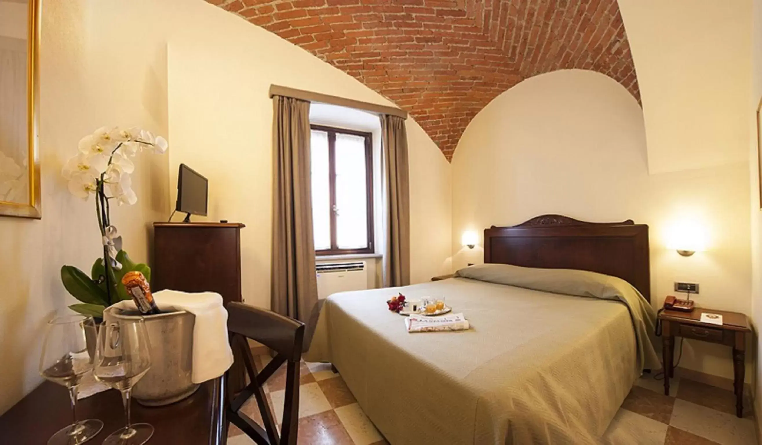 Bed in Albergo La Corte Albertina Bed in Albergo La Corte Albertina