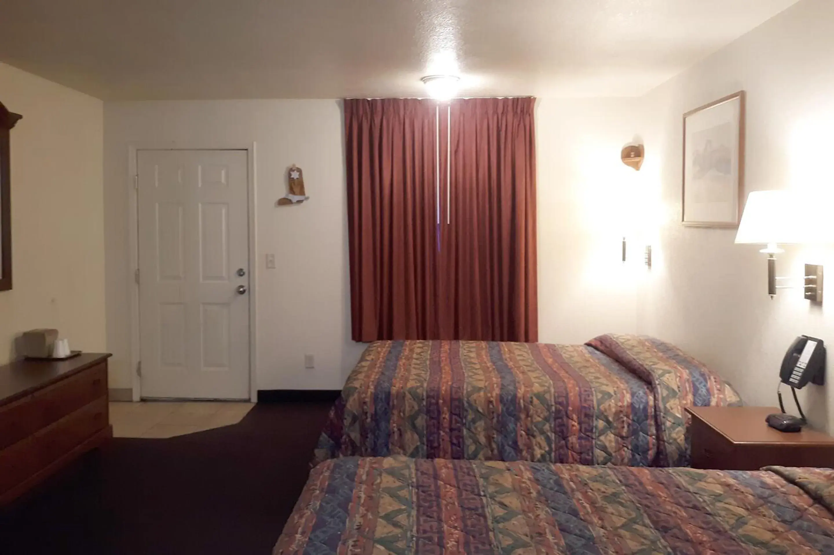 Bedroom, Bed in OYO Hotel Tombstone