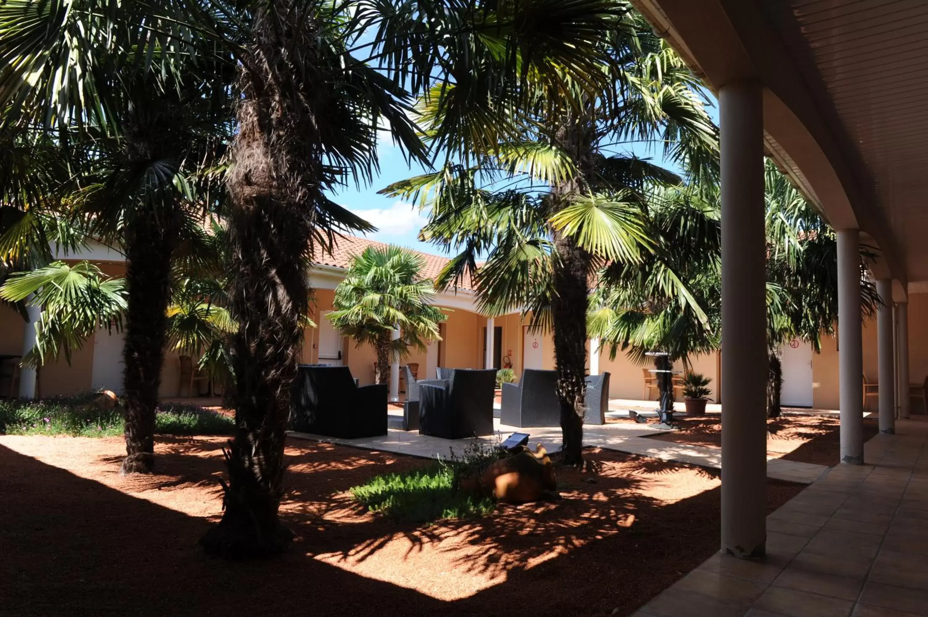 Patio, Property Building in The Originals City, Hôtel La Closerie, Nantes Nord (Inter-Hotel)