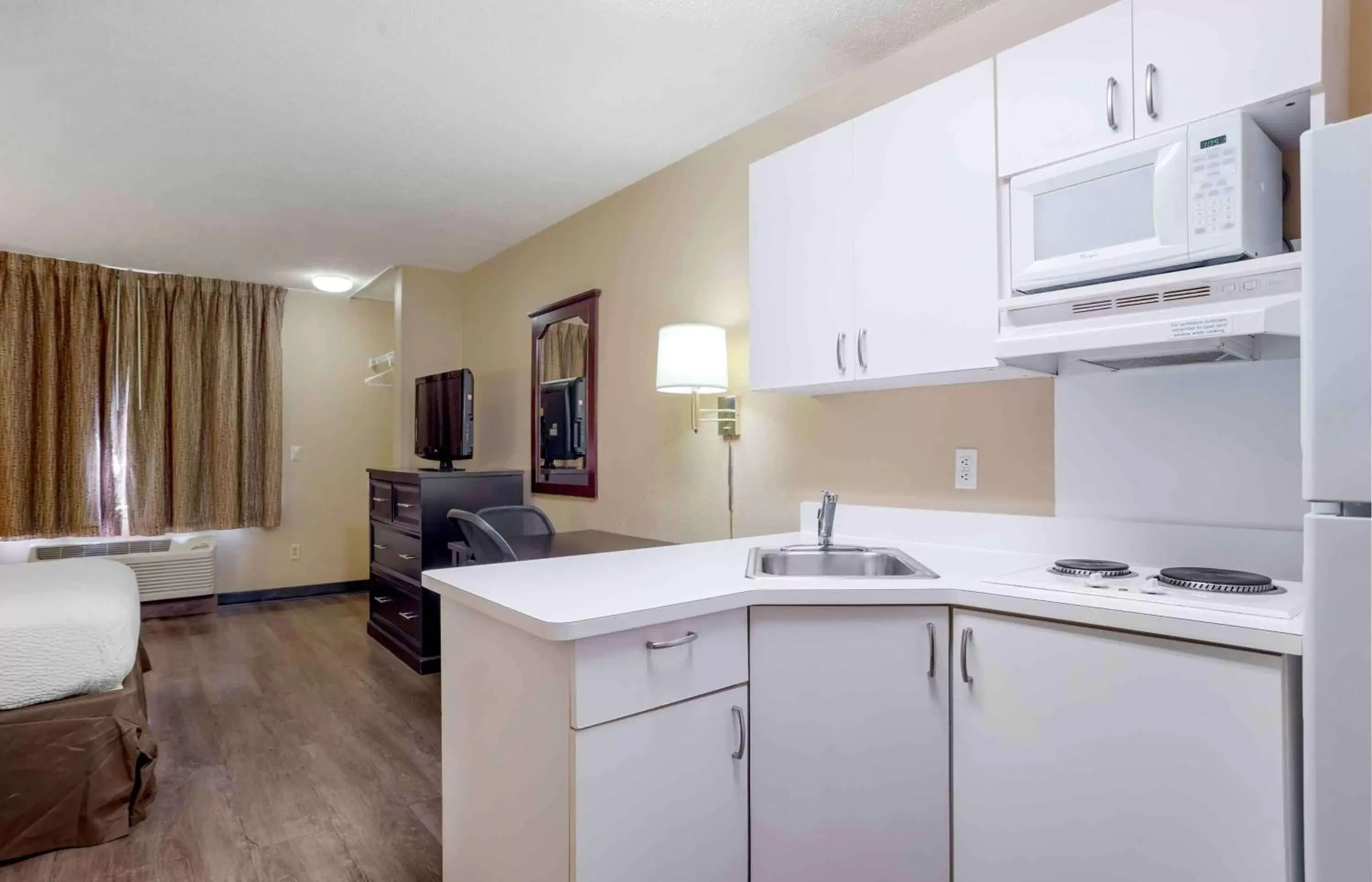 Bedroom, Kitchen/Kitchenette in Extended Stay America Suites - Pensacola - University Mall