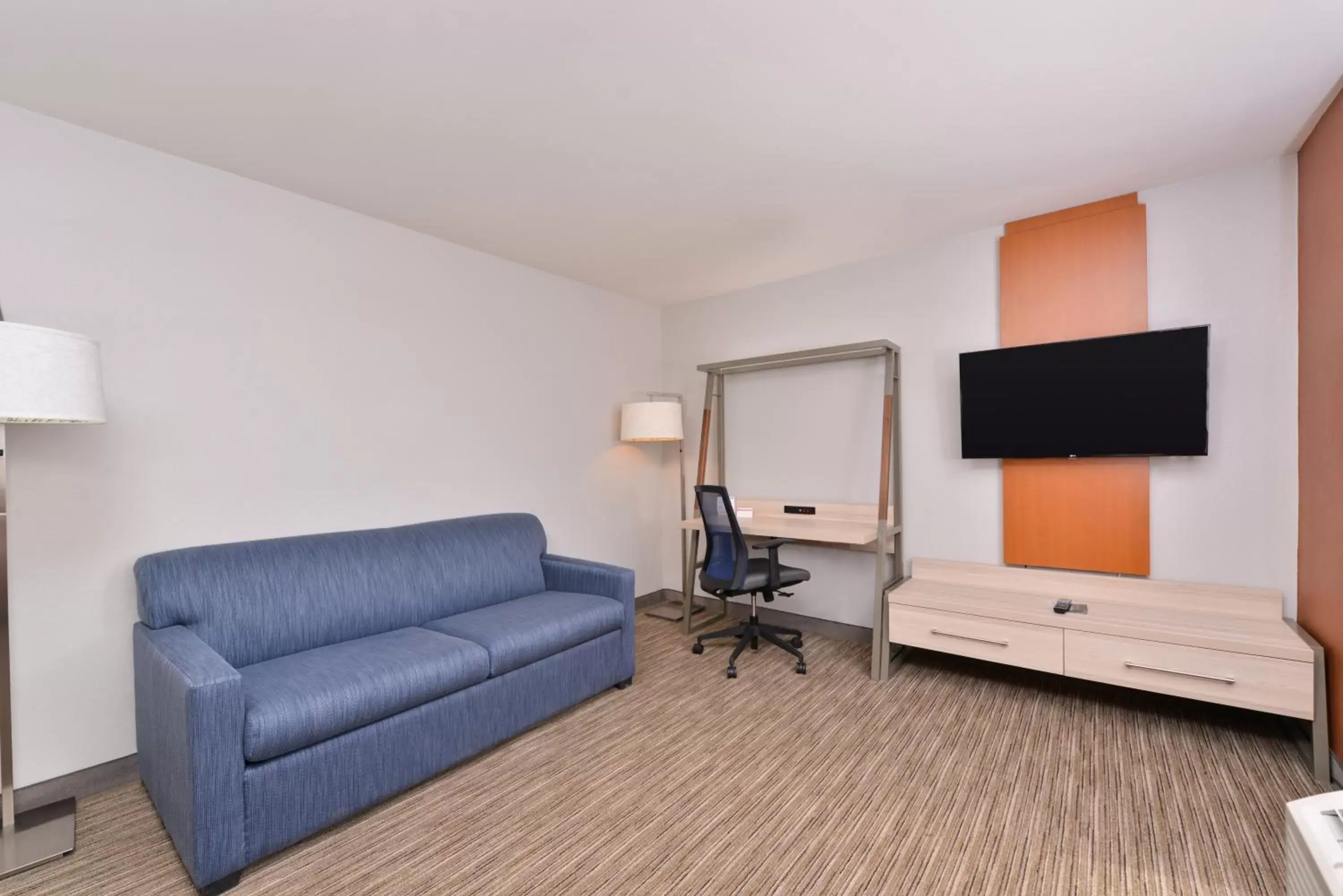 Photo of the whole room, TV/Entertainment Center in Holiday Inn Express Sedona - Oak Creek, an IHG Hotel