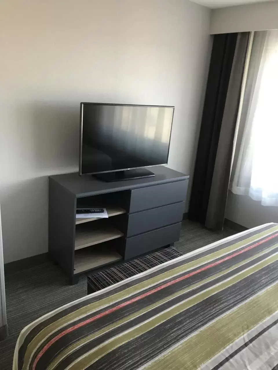 TV and multimedia, TV/Entertainment Center in Country Inn & Suites by Radisson, Fargo, ND