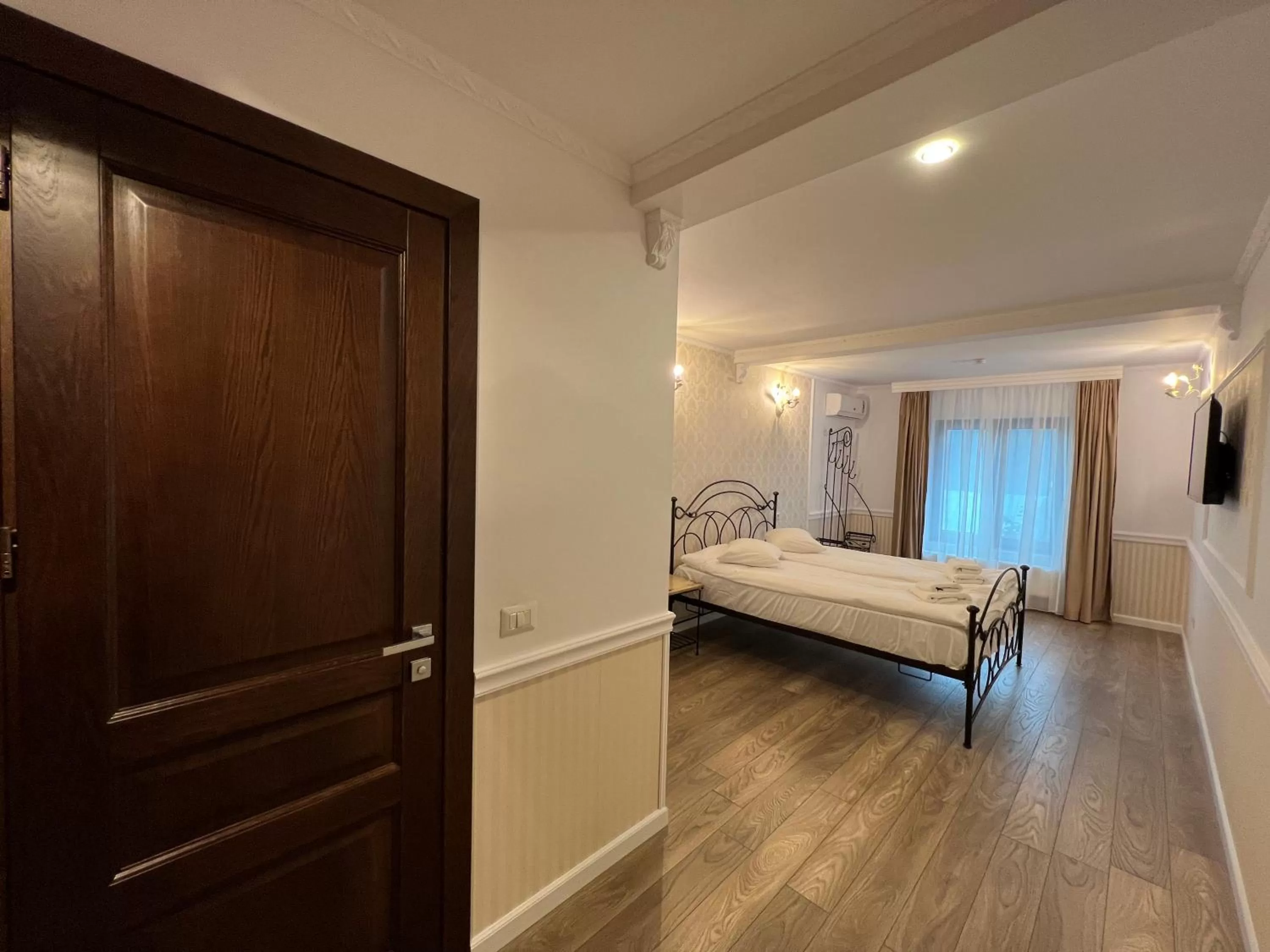 Bed in Hotel Boutique Cathedral Plaza Residences room for rent downtown