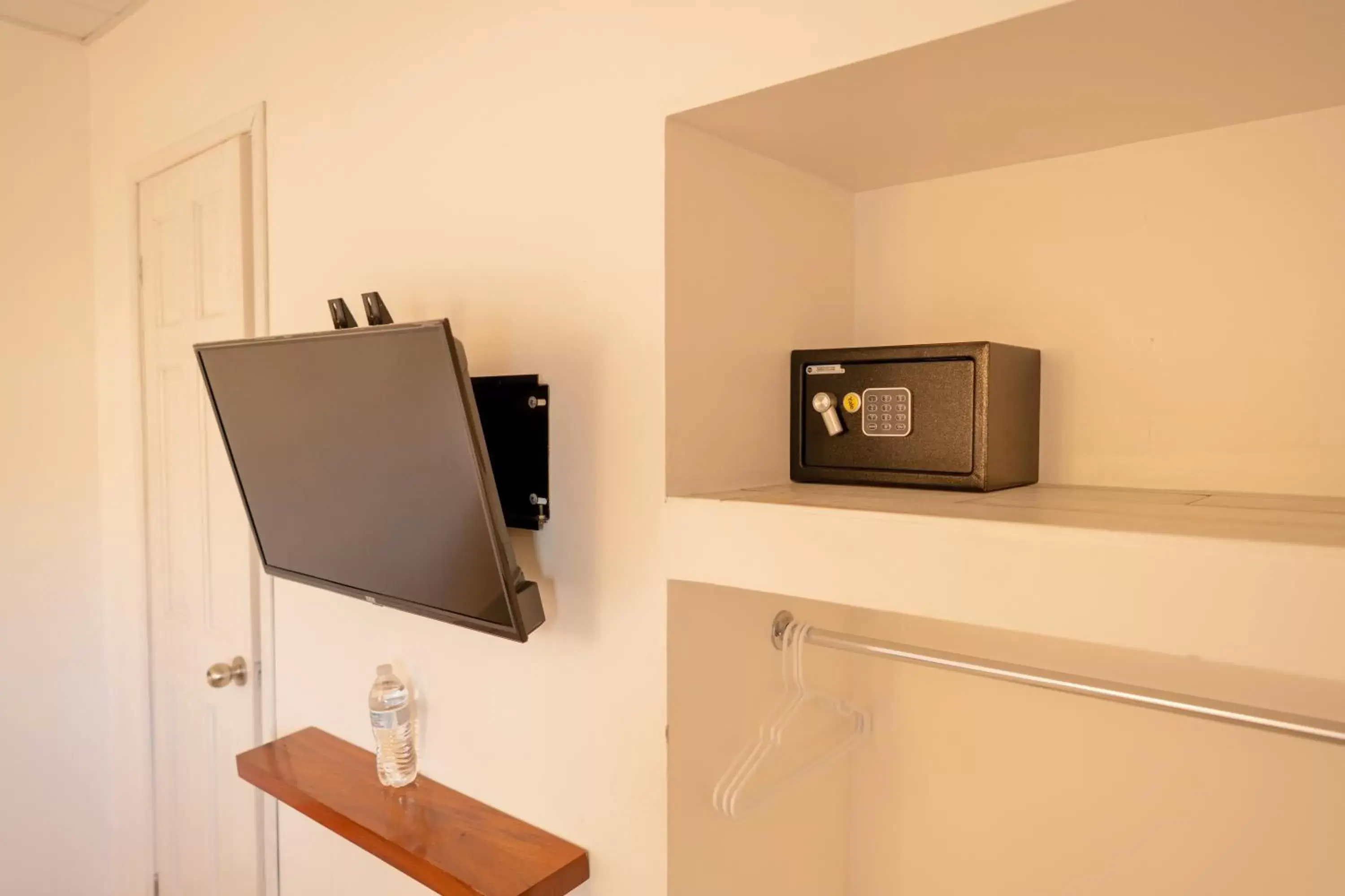 Photo of the whole room, TV/Entertainment Center in Hotel Casa Turquesa