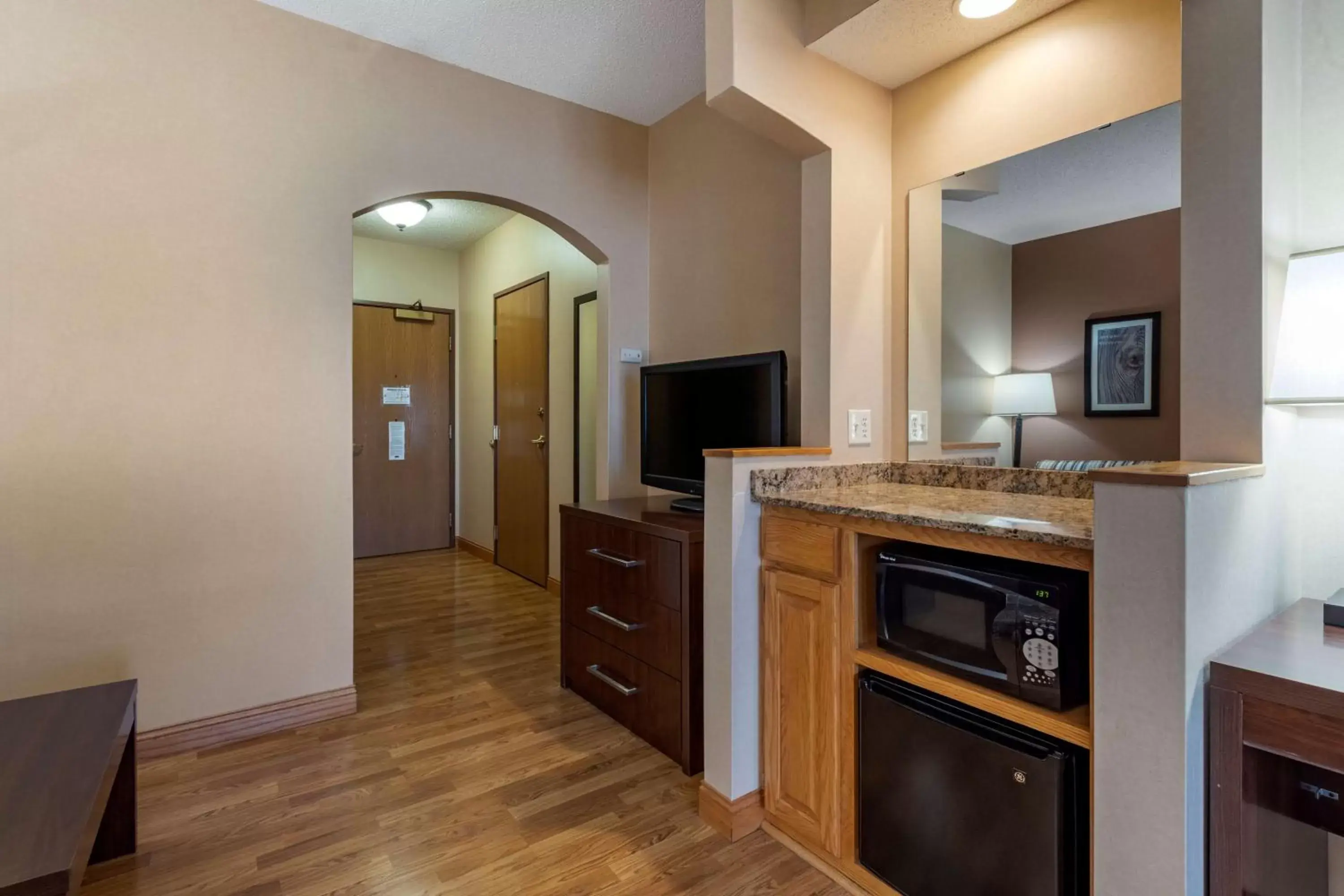 Photo of the whole room, Kitchen/Kitchenette in Best Western Plus Chelsea Hotel