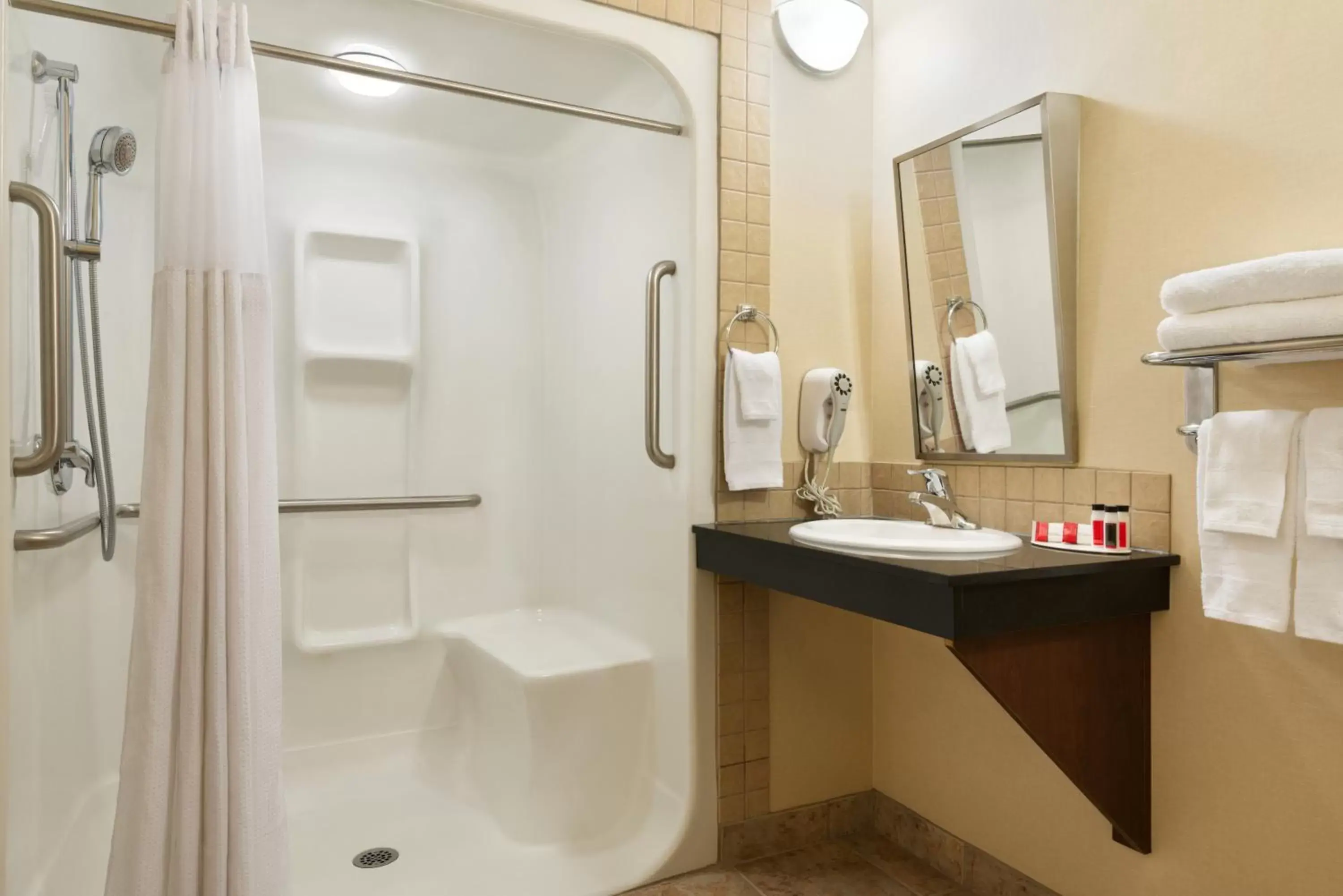Bathroom in Ramada by Wyndham Drayton Valley Bathroom in Ramada by Wyndham Drayton Valley