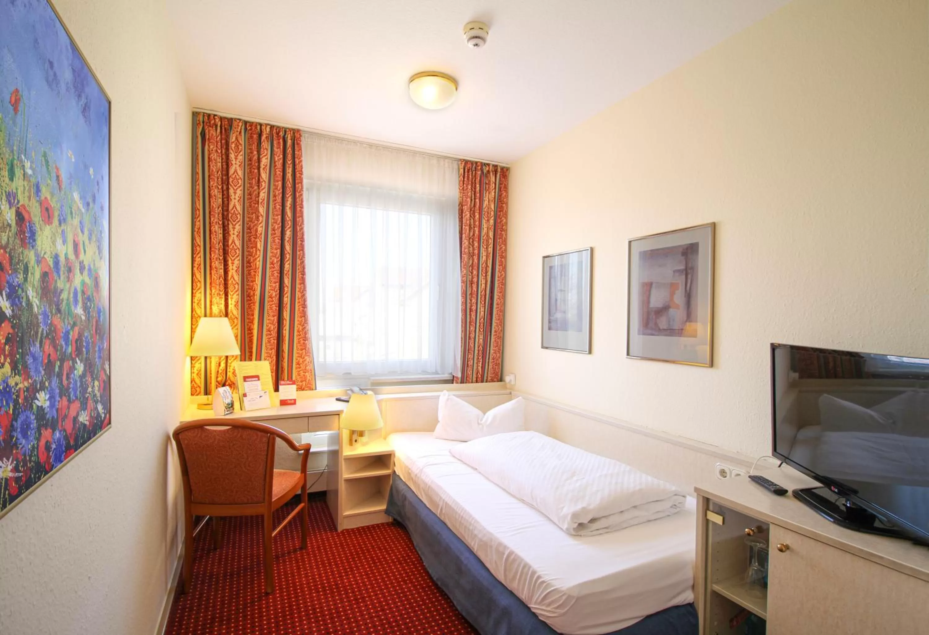 Photo of the whole room, Bed in Morada Hotel Gothaer Hof