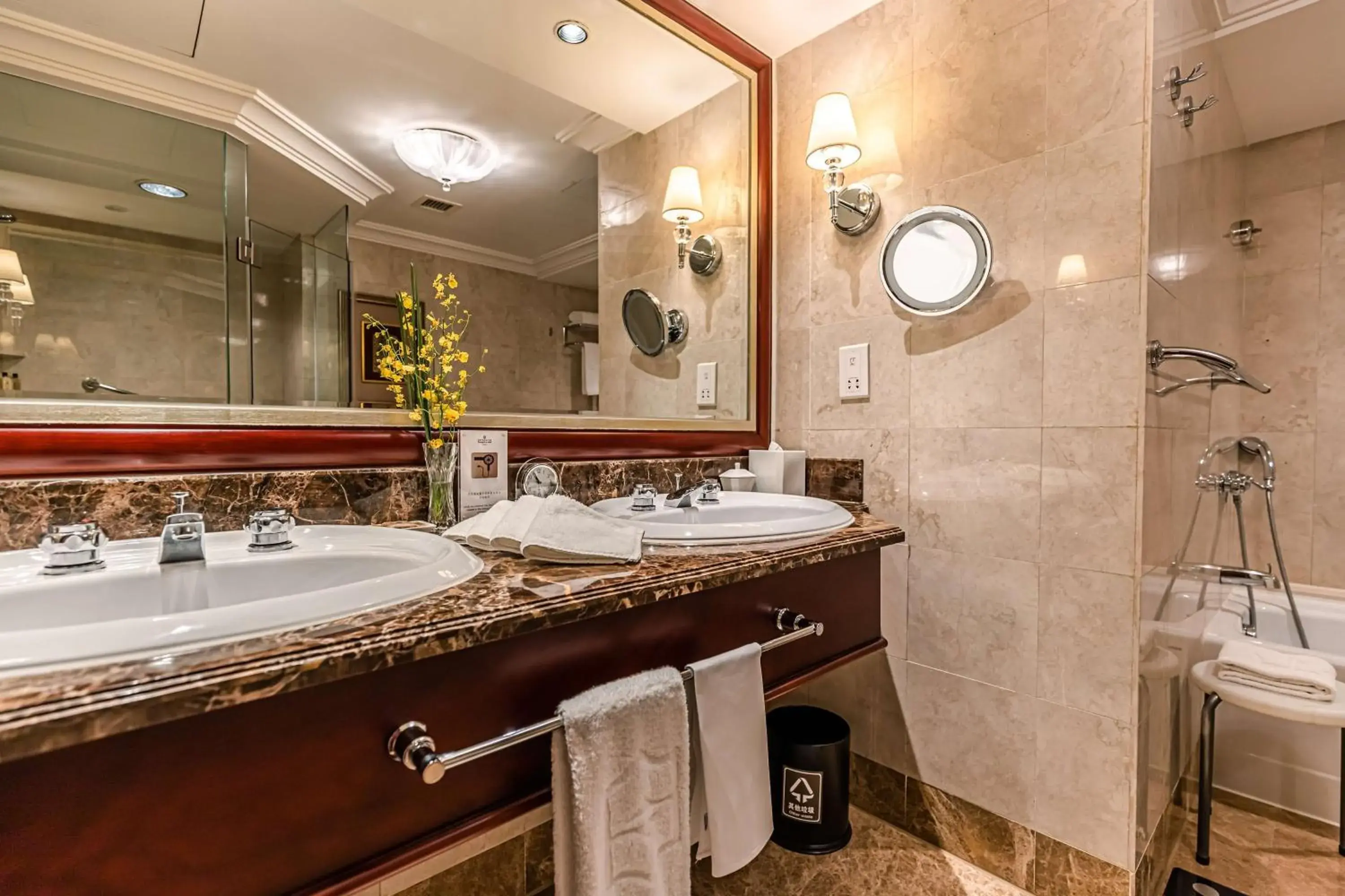 Photo of the whole room, Bathroom in Shangri-La Hotel, Wuhan