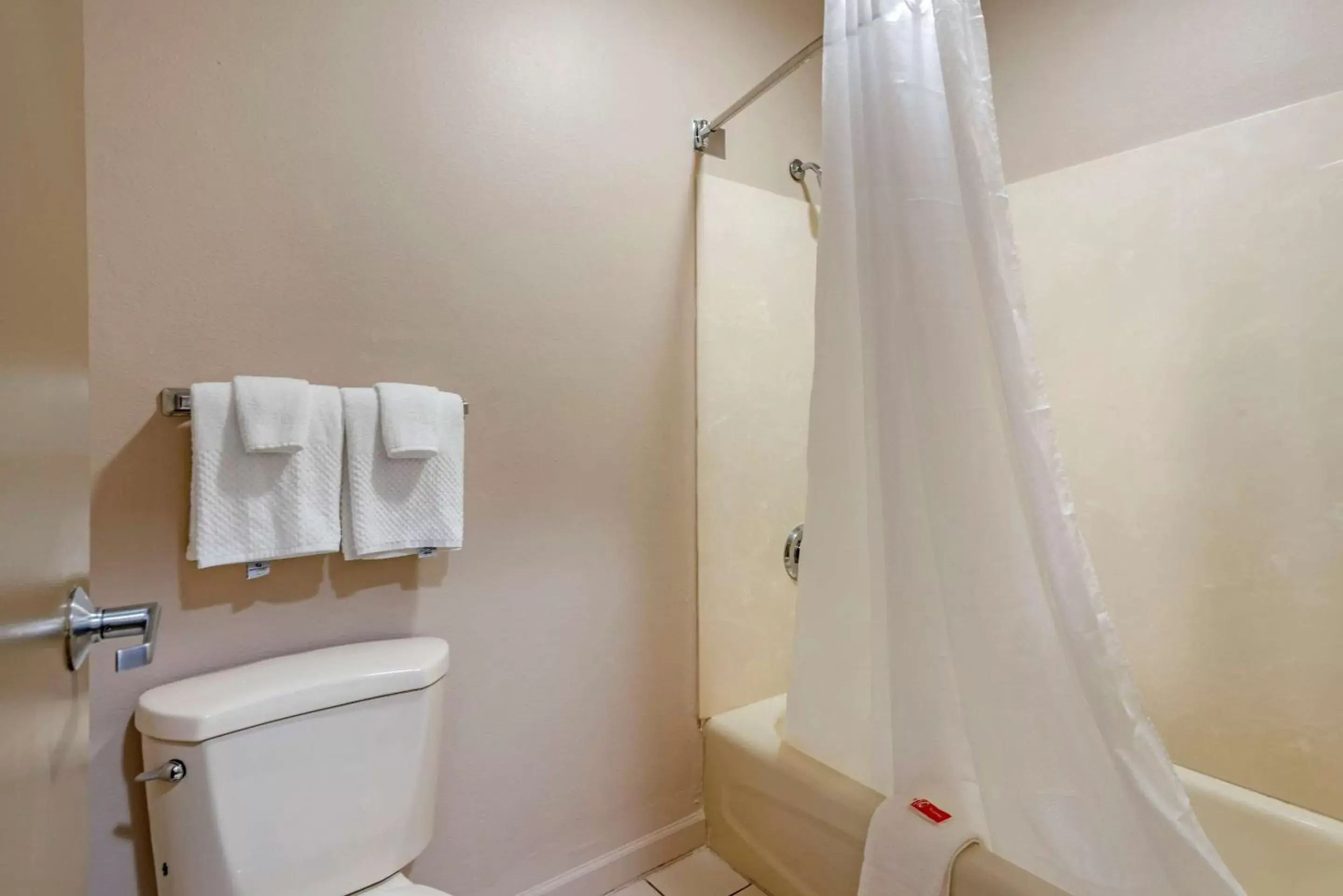 Bathroom in Econo Lodge Inn & Suites Granite City