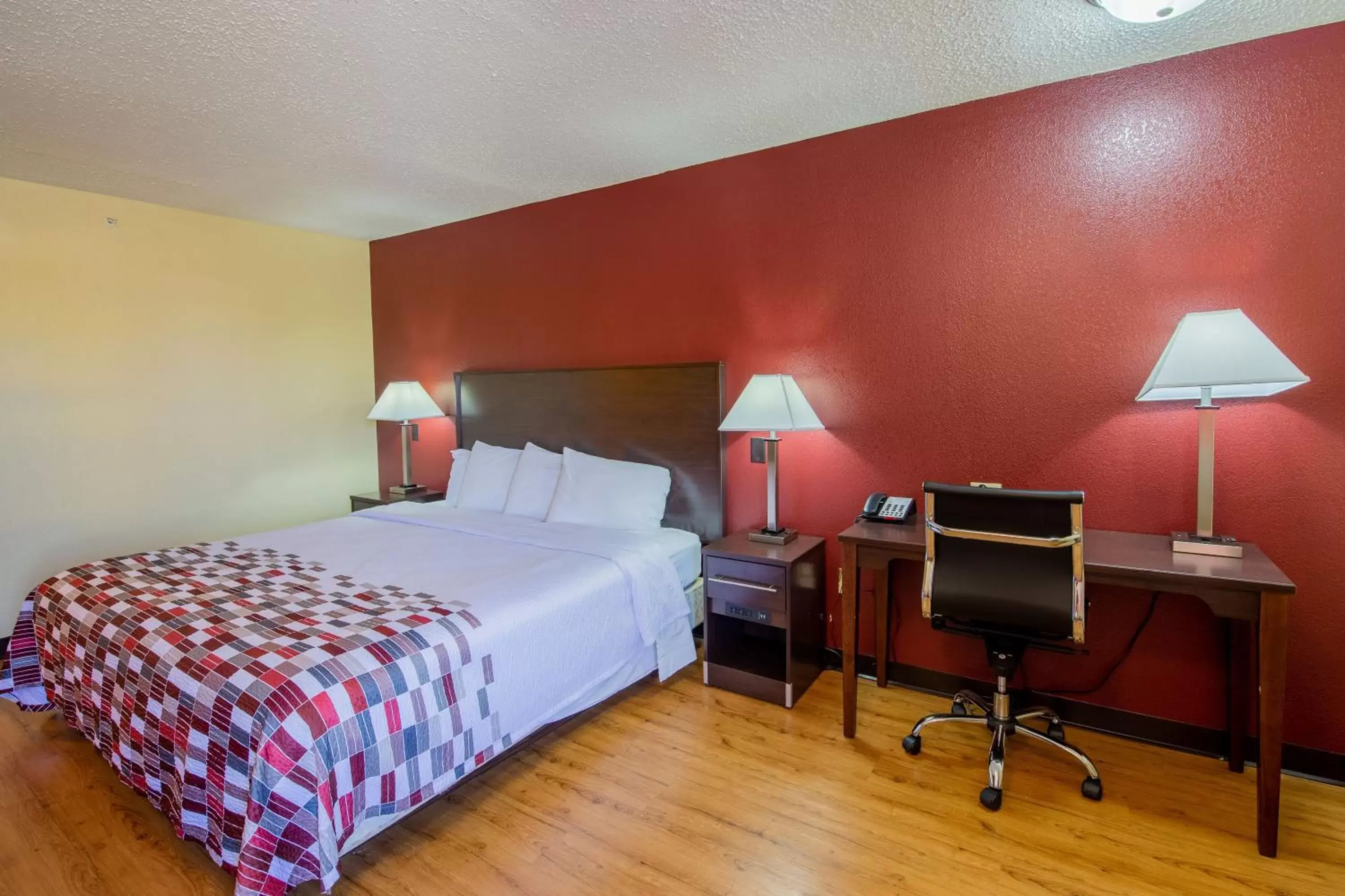 Photo of the whole room, Bed in Red Roof Inn & Suites Indianapolis Airport