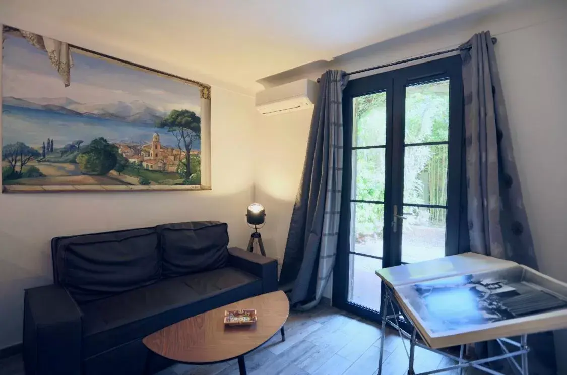 Living room, Seating Area in Luxe et sérénité au cœur de Saint-Tropez Suites spacieuses avec jardin enchanteur La Romana