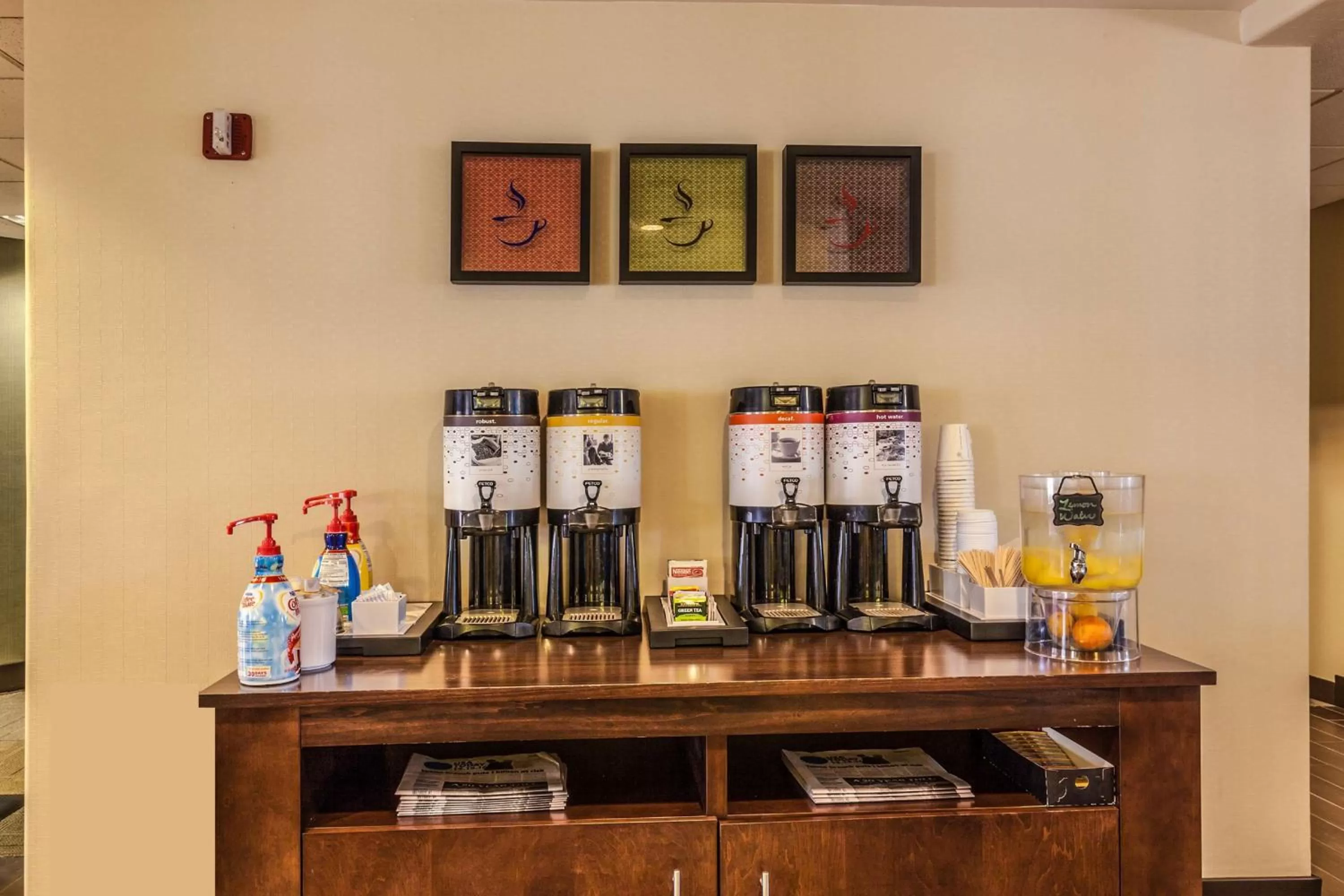 Dining area in Hampton Inn Colorado Springs-Airport