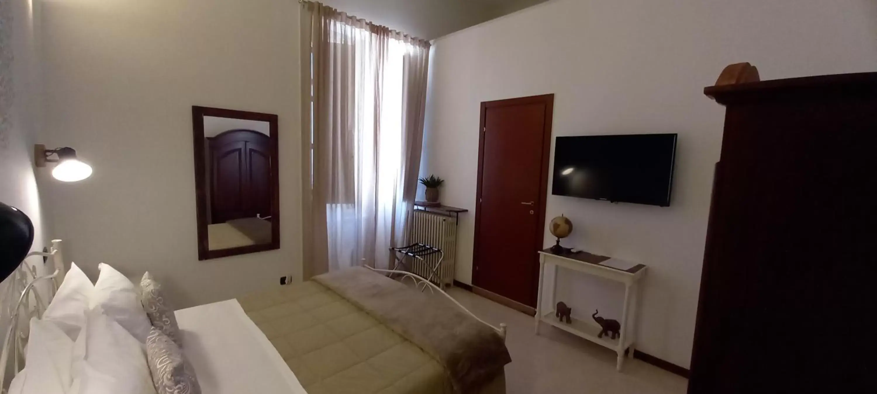 Bedroom, TV/Entertainment Center in B&B Acanto Lecce