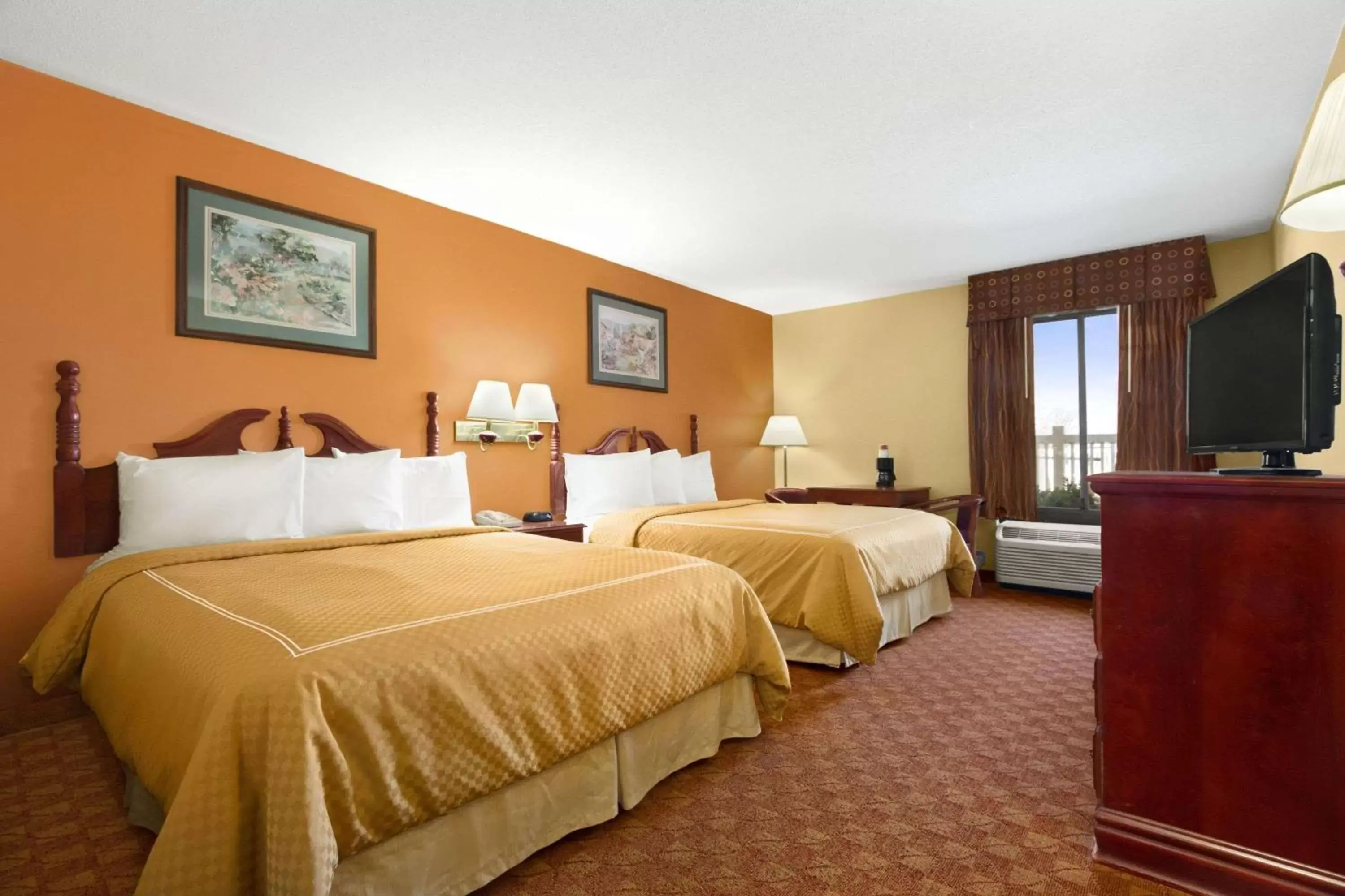 Photo of the whole room, Bed in Ramada Limited - Columbia