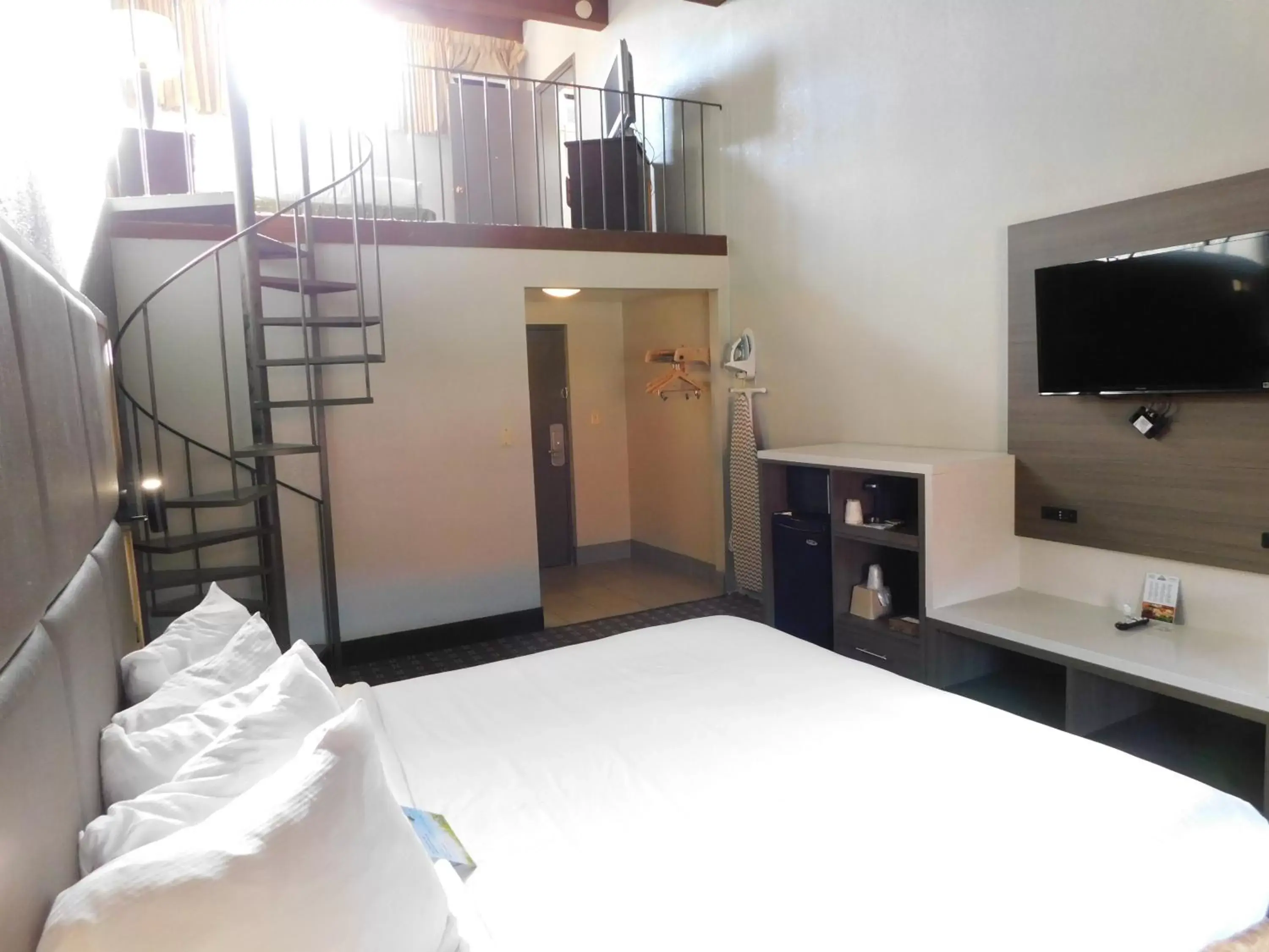 Bed in Days Inn & Suites by Wyndham Downtown Gatlinburg Parkway