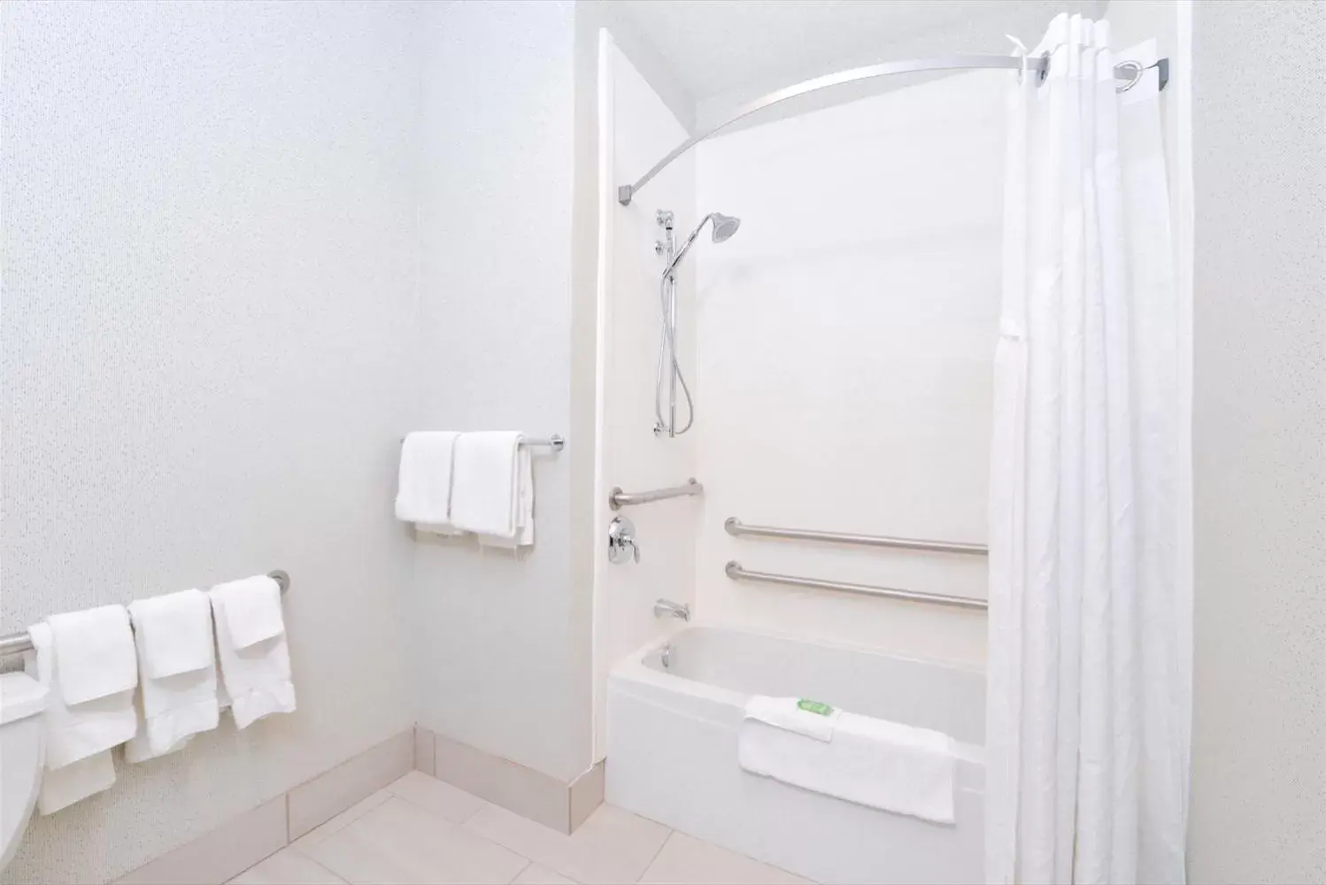 Standard Queen Room with Two Queen Beds and Mobility Accessible Tub in Holiday Inn Express Wixom by IHG Standard Queen Room with Two Queen Beds and Mobility Accessible Tub in Holiday Inn Express Wixom by IHG