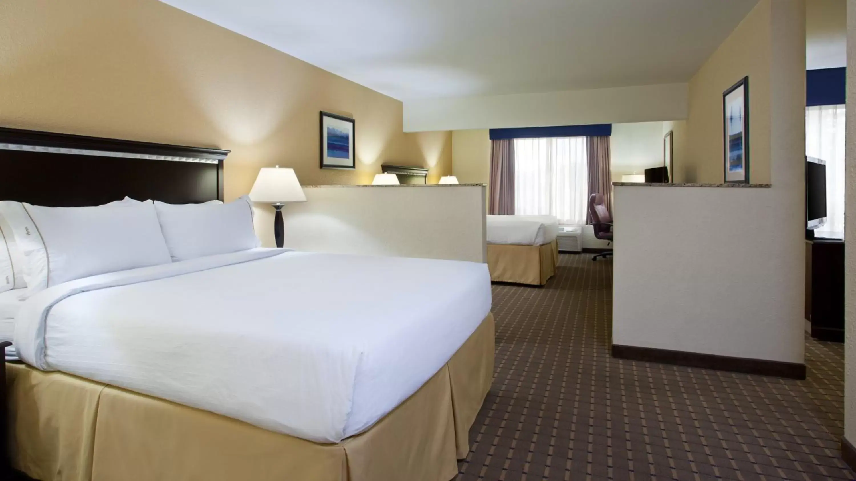 Photo of the whole room, Bed in Holiday Inn Express and Suites Allentown West, an IHG Hotel